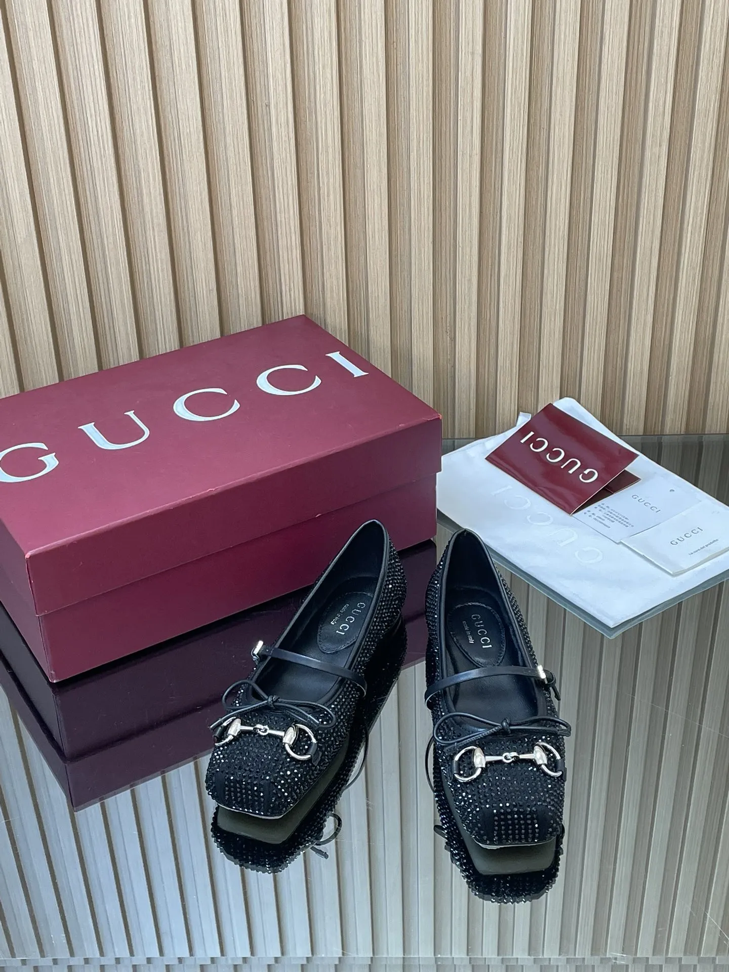 GuCC高端精品 2026早春新品🆕Gucci Horsebi系列水晶钻平底芭蕾鞋🩰💰390💰闪闪发光发亮🔥马衔扣新款小方头单鞋🔥经典精致优雅俏皮时髦平底鞋🔥高质感甜美学院风便鞋😘 原汁原味原单品质!每个细节皆经过精心细致打造，可与ZG对比如一，无二品质！ 这款经典马衔扣芭蕾平底鞋，匠心致意传统芭蕾舞鞋廊形，甄选通体点缀闪亮白水晶图案和淡金色调马衔扣配件，巧妙融蕴方形内收鞋头与精致蝴蝶结细节，塑就别样魅力风尚风采。内胆构造和柔软的加衬内底带来舒适穿着体验👏👏👏 面料：原版定制进口羊京+高级水钻 五金：东莞大厂开模铆钉 马衔扣 内里／垫脚：高端定制真丝/羊皮里 跟高：平底 大底：意大利真皮底 尺码：35-41 （40 41 42定做，不退换） 全套原板高端包装！ ●意大利创作 安可拉酒红全套高档原包装