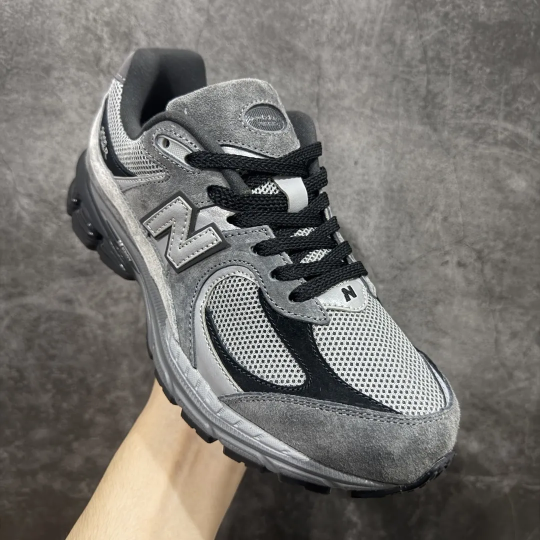 💰230 【纯原c版】NB New Balance M2002R 新百伦M2002RCL 灰黑 全新版本出货 新配色陆续开发出货 品质很好 价格实惠 全套原楦原纸板原厂数据开发 原厂网纱 原装进口皮料 正确绒感卡色 正确中底拉帮中底网布细节 一比一手工擦旧效果 冲裁组合 匠心打造 耗时两个月开发完成 工艺极其复杂难度可想而知 新开独立私模大底 全网唯一正确做旧组合大底 高端零售专供产物 尺码:36 37 37.5 38 38.5 39.5 40 40.5 41.5 42 42.5 43 44 44.5 45 45.5 46.5 编码:JPB280290