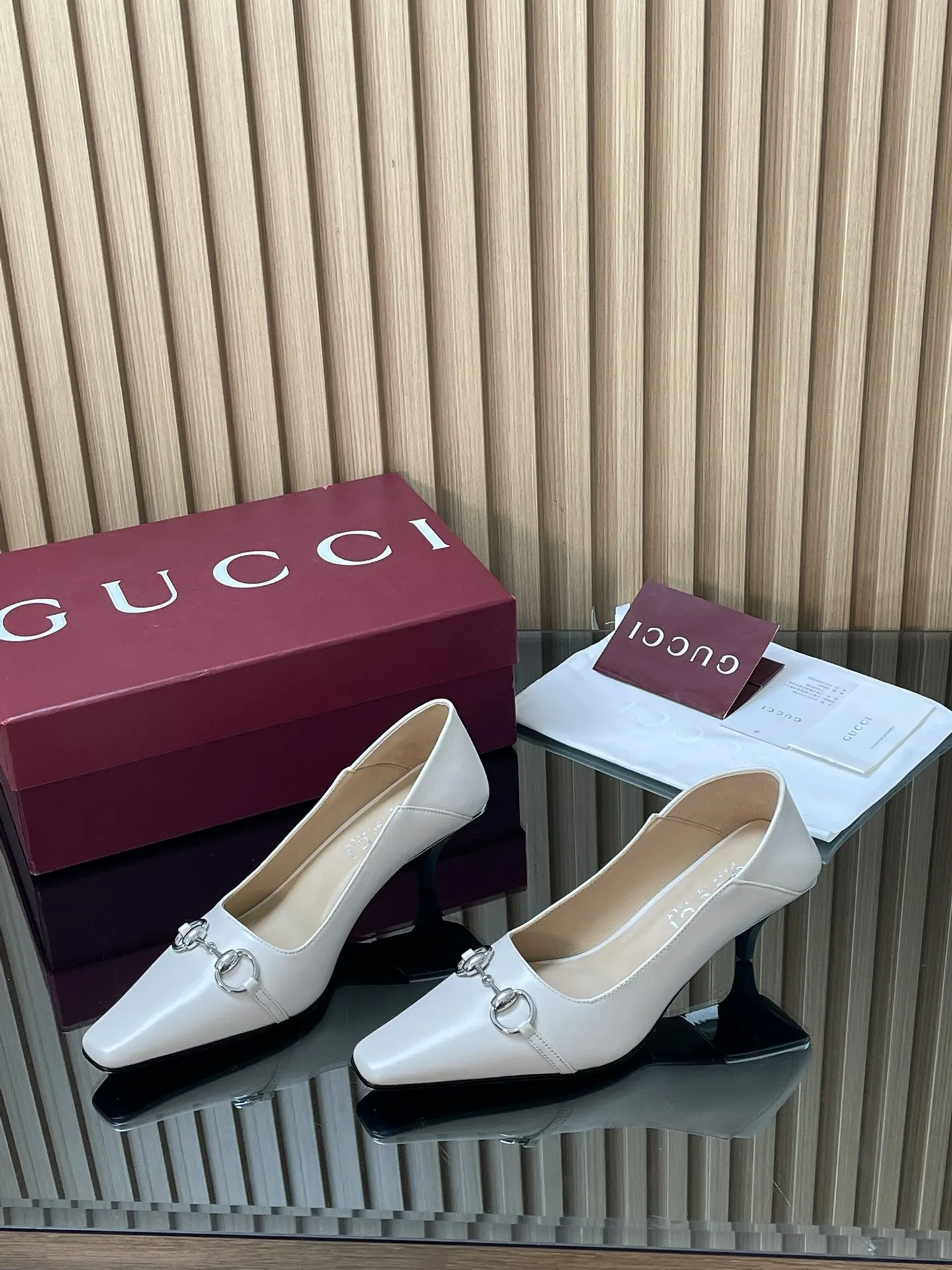 2026早春🆕GUCCi高端精品 vittoria系列浅口女鞋270💰春夏新品🆕古驰Gucci小方头系列踩跟2⃣️穿浅口单鞋😍马衔扣中跟慕勒乐福鞋‼️顶级🆙代购品质!原版1:1复刻,毎个细节皆经过精心打磨细腻制作.可与ZG对比如一,无二品质! 这款后帮可向下翻折踩跟2⃣️穿浅口鞋于2026早春系列时装秀首度亮相全新上市,加长微方鞋头,Vittoria系列以简约利落的加长廊形与饰马衔扣锥形鞋跟匠心诠释20世纪90年代的繁美风韵,鞋履汲取品牌典藏设计灵感,鞋跟后方饰有电镀金属饰片一展随性优雅气韵。其鞋款名称正源于此设计巧思,彰显别致格调👏👏👏 面料:原版定制进口古软鞣蜡皮 内里/垫脚:进口羊皮里 鞋跟:5.5CM猫跟‼️原片版制作工艺 ABS跟包裹意大利原层皮+电镀金属片 尺码:35-42 【404142定做】不退换 包装:全套酒红原包装