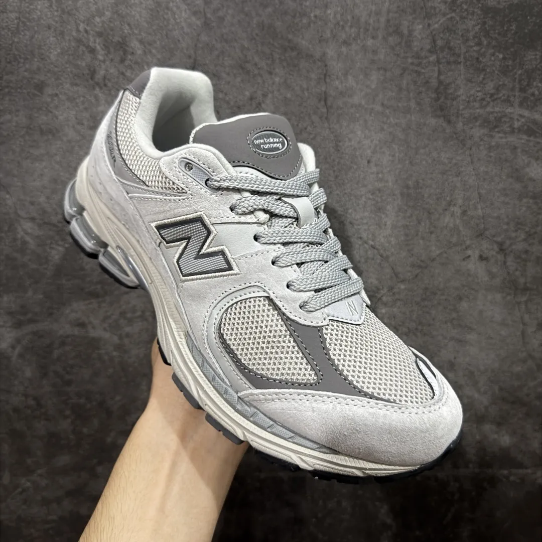 💰230 【BC纯原版】New Balance NB2002R系列 ML2002RO 全新版本 东莞大厂出品 市场第一梯队品质 绝对秒杀市场货 完美版型 正确组合大底 价格一步到位‼️ 全套原楦原纸板原厂数据开发 进口三明治网面 原装进口皮料正确绒感卡色 正确中底拉帮中底网布细节 原厂标裁 带紫光防伪 定制后跟透明水晶模块 冲裁组合 大底贴合程度胶水上色把控完美 整洁度挑战全网艺术家 多道序QC把关品质完善 匠心打造 耗时多月开发完成 工艺极其复杂难度可想而知 新开独立私模大底 正确六层组合大底 高端零售专供产物 Size：36 37 37.5 38 38.5 39 40 40.5 41 42 42.5 43 44 45 46 47.5 编码：GQB270280
