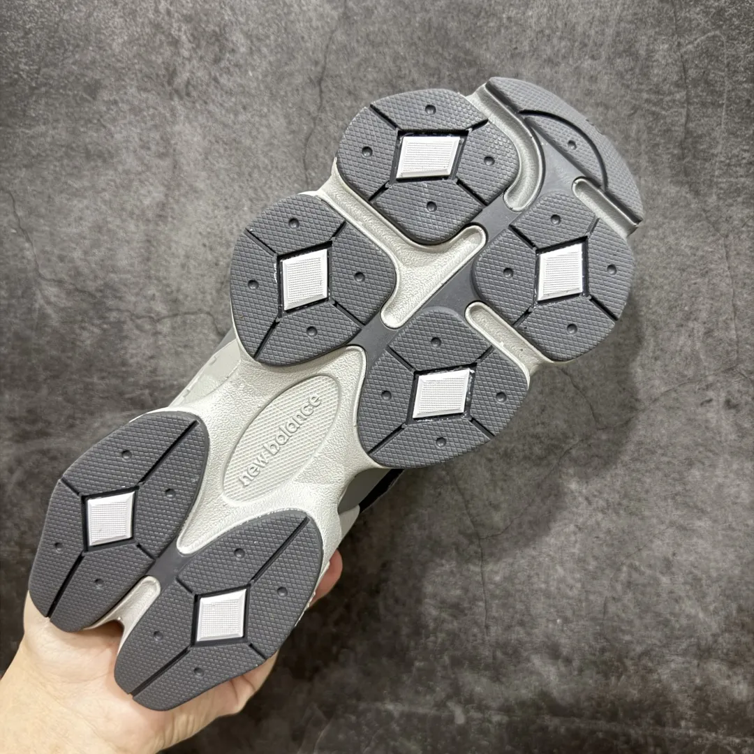 💰240【纯原C版】 New Balance NB9060 联名款 复古休闲运动慢跑鞋 黑灰色 U9060ERA 全套原楦原纸板原厂数据开发 进口三明治网面 原装进口翻毛皮料正确绒感卡色 正确中底拉帮中底网布细节 原厂标裁 带紫光防伪 定制后跟透明水晶模块 冲裁组合 大底贴合程度胶水上色把控完美 整洁度挑战全网艺术家 多道序QC把关品质完善 匠心打造 耗时两个月开发完成 工艺极其复杂难度可想而知 新开独立私模大底 全网唯一正确六层组合大底 高端零售专供产物 Size:36 37 37.5 38 38.5 39 40 40.5 41 42 42.5 43 44 45 46.5 编码:JPC290300