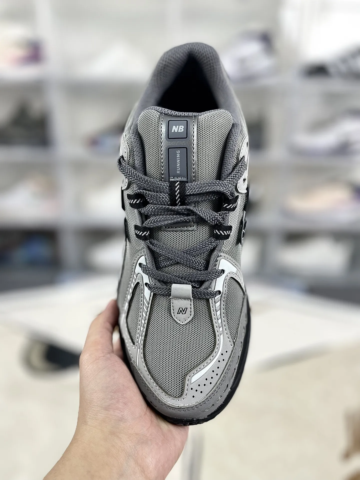 💰190 Z版纯原New Balance NB 1906R 舒适简约耐磨 低帮 休闲跑步鞋 男女款 黑灰 ▪️New Balance以诞生于21世纪的科技跑鞋1906为蓝本,融合现代先锋科技与日常使用风格注入当代美学,革新演绎复古时尚。淋漓经典轮廓,致敬千福一代跑者的科技美学,1906R以现代设计语言还原初始配色,层次演绎时光更迭的魅力。 ▪️尺码:36-47(36 37 37.5 38 38.5 39.5 40 40.5 41.5 42 42.5 43 44 44.5 45 45.5 46.5 47) ▪️货号:M1906RLG