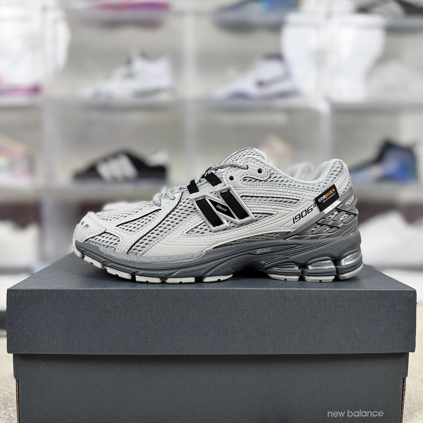 💰190 Z版纯原New Balance NB 1906R Cordura 柔软舒适防滑耐磨 低帮 休闲跑步鞋 男女同款 灰色 新百伦 ▪️New Balance以诞生于21世纪的科技跑鞋1906为蓝本,融合现代先锋科技与日常使用风格注入当代美学,革新演绎复古时尚。淋漓经典轮廓,致敬千福一代跑者的科技美学,1906R以现代设计语言还原初始配色,层次演绎时光更迭的魅力。 ▪️尺码:36-47(36 37 37.5 38 38.5 39.5 40 40.5 41.5 42 42.5 43 44 44.5 45 45.5 46.5 47) ▪️货号:U1906ROA