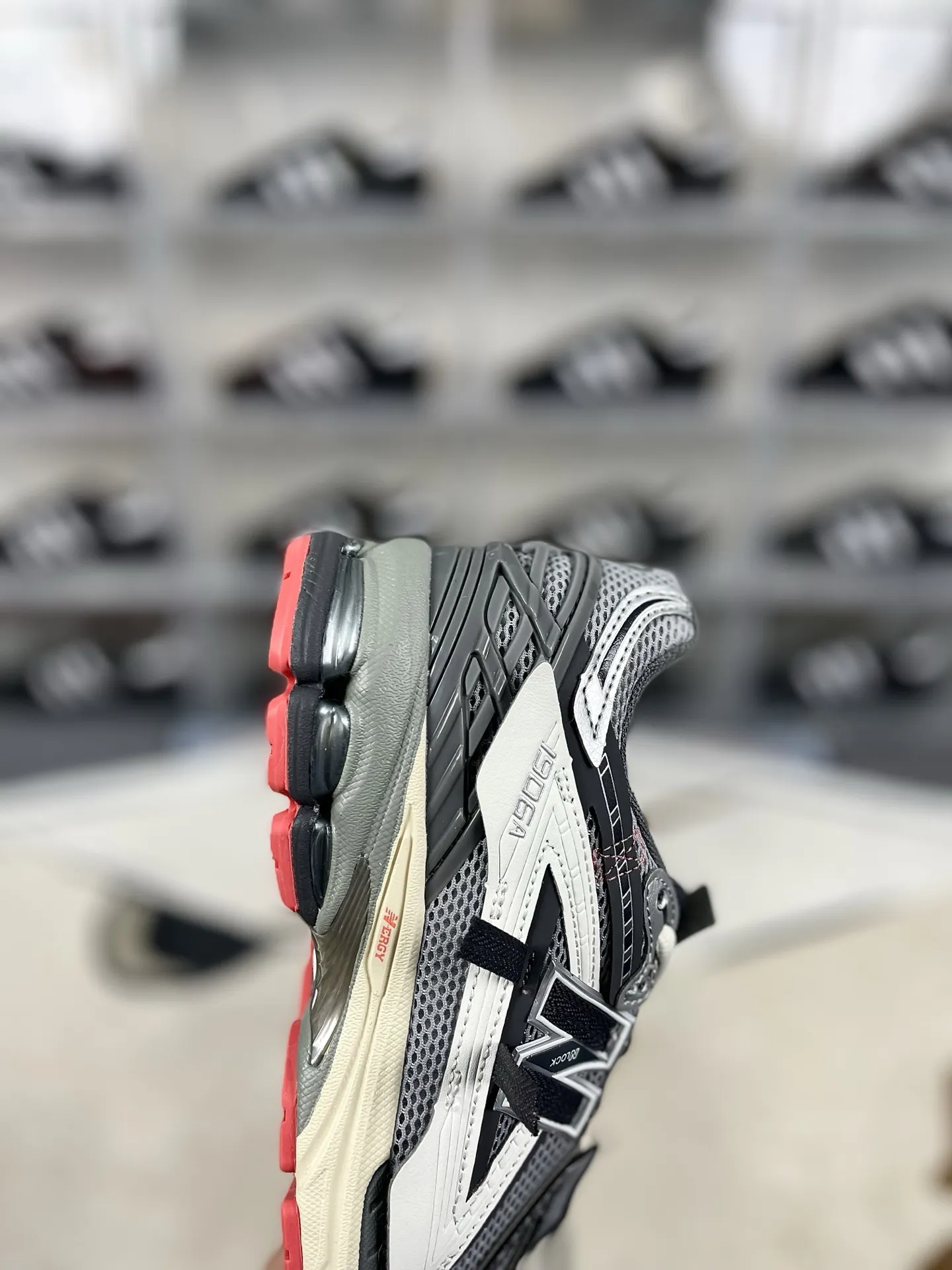 💰200 Z版纯原New Balance 1906A 舒适百搭防滑耐磨 低帮 休闲跑步鞋 男女同款 灰白红解构 新百伦 ▪️New Balance以诞生于21世纪的科技跑鞋1906为蓝本，融合现代先锋科技与日常使用风格注入当代美学，革新演绎复古时尚。淋漓经典轮廓，致敬千福一代跑者的科技美学，1906R以现代设计语言还原初始配色，层次演绎时光更迭的魅力。 ▪️尺码：36-47（36 37 37.5 38 38.5 39.5 40 40.5 41.5 42 42.5 43 44 44.5 45 45.5 46.5 47） ▪️货号：M1906AC/U1906AC