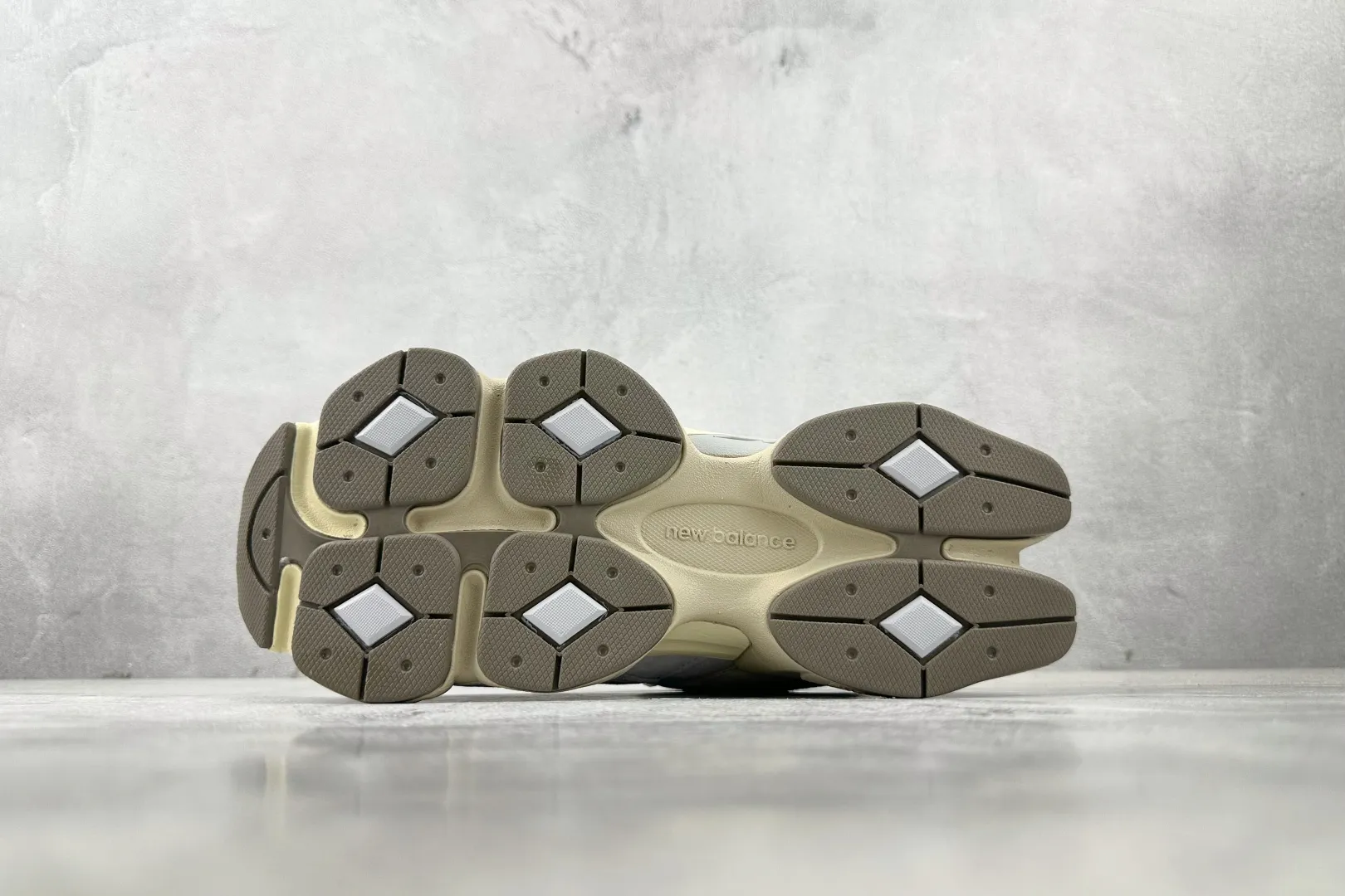 💰240 C版 纯原 大厂出品 新百伦9060 New Balance NB 9060 灰蓝色 货号: U9060EEL 尺码:36 37 37.5 38 38.5 39.5 40 40.5 41.5 42 42.5 43 44 44.5 45 46 46.5