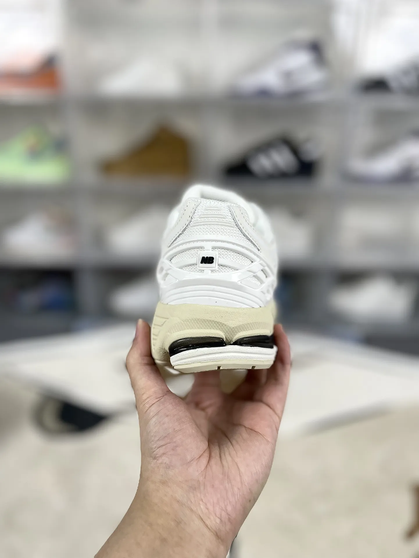 💰190 Z版纯原New Balance NB 1906R 舒适百搭减震支撑耐磨轻便透气防滑 低帮 休闲跑步鞋 男女同款 白色 ▪️New Balance以诞生于21世纪的科技跑鞋1906为蓝本,融合现代先锋科技与日常使用风格注入当代美学,革新演绎复古时尚。淋漓经典轮廓,致敬千福一代跑者的科技美学,1906R以现代设计语言还原初始配色,层次演绎时光更迭的魅力。 ▪️尺码:36-47(36 37 37.5 38 38.5 39.5 40 40.5 41.5 42 42.5 43 44 44.5 45 45.5 46.5 47) ▪️货号:M1906RWW