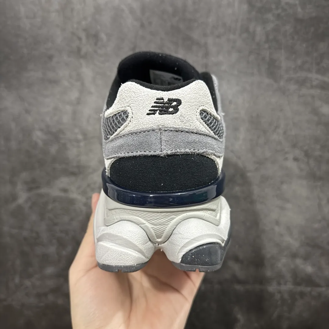 💰240【纯原C版】 New Balance NB9060 联名款 复古休闲运动慢跑鞋 黑灰色 U9060ERA 全套原楦原纸板原厂数据开发 进口三明治网面 原装进口翻毛皮料正确绒感卡色 正确中底拉帮中底网布细节 原厂标裁 带紫光防伪 定制后跟透明水晶模块 冲裁组合 大底贴合程度胶水上色把控完美 整洁度挑战全网艺术家 多道序QC把关品质完善 匠心打造 耗时两个月开发完成 工艺极其复杂难度可想而知 新开独立私模大底 全网唯一正确六层组合大底 高端零售专供产物 Size：36 37 37.5 38 38.5 39 40 40.5 41 42 42.5 43 44 45 46.5 编码：JPC290300