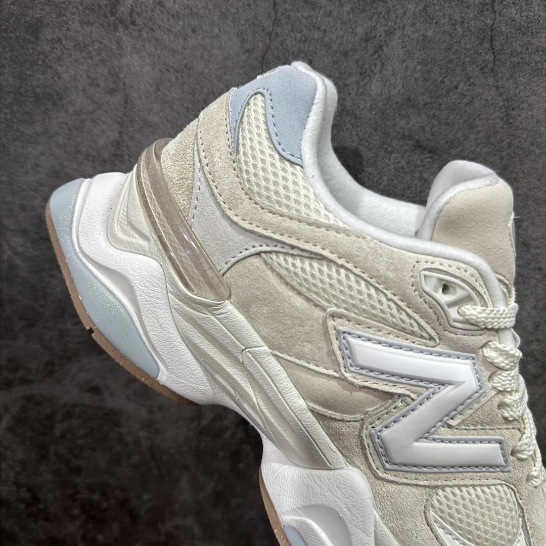 💰240【纯原版】 New Balance NB9060 联名款 复古休闲运动慢跑鞋 U9060AUA 全套原楦原纸板原厂数据开发 进口三明治网面 原装进口翻毛皮料正确绒感卡色 正确中底拉帮中底网布细节 原厂标裁 带紫光防伪 定制后跟透明水晶模块 冲裁组合 大底贴合程度胶水上色把控完美 整洁度挑战全网艺术家 多道序QC把关品质完善 匠心打造 耗时两个月开发完成 工艺极其复杂难度可想而知 新开独立私模大底 全网唯一正确六层组合大底 高端零售专供产物 Size:36 37 37.5 38 38.5 39.5 40 40.5 41.5 42 42.5 43 44 45 46.5