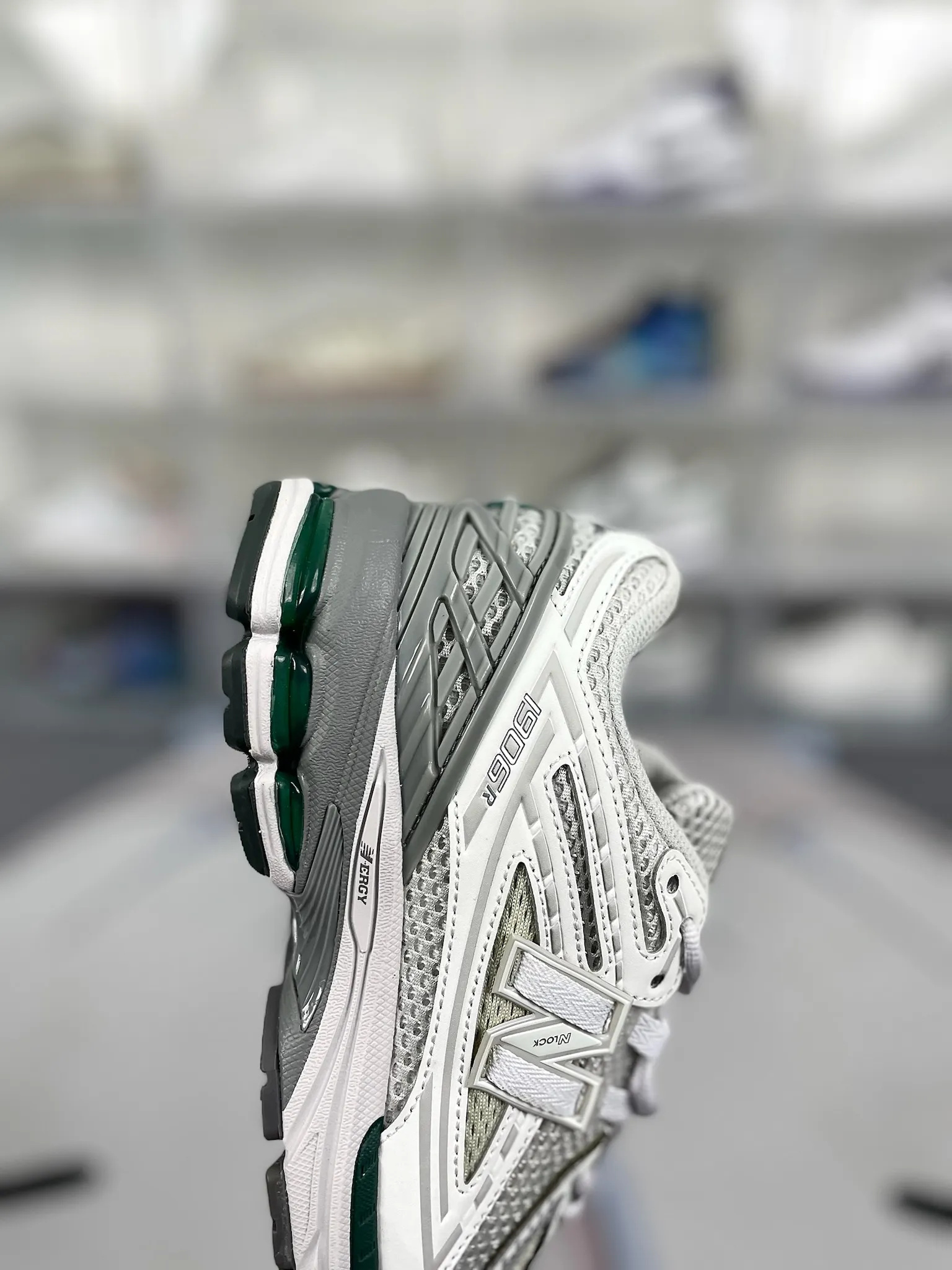 💰190 Z版纯原New Balance NB 1906R 龙年新品 格雷系 防滑透气 低帮 生活休闲鞋 男女同款 灰白色 新百伦 ▪️New Balance以诞生于21世纪的科技跑鞋1906为蓝本,融合现代先锋科技与日常使用风格注入当代美学,革新演绎复古时尚。淋漓经典轮廓,致敬千福一代跑者的科技美学,1906R以现代设计语言还原初始配色,层次演绎时光更迭的魅力。 ▪️尺码:36-45(36 37 37.5 38 38.5 39.5 40 40.5 41.5 42 42.5 43 44 44.5 45) ▪️货号:M1906RGP