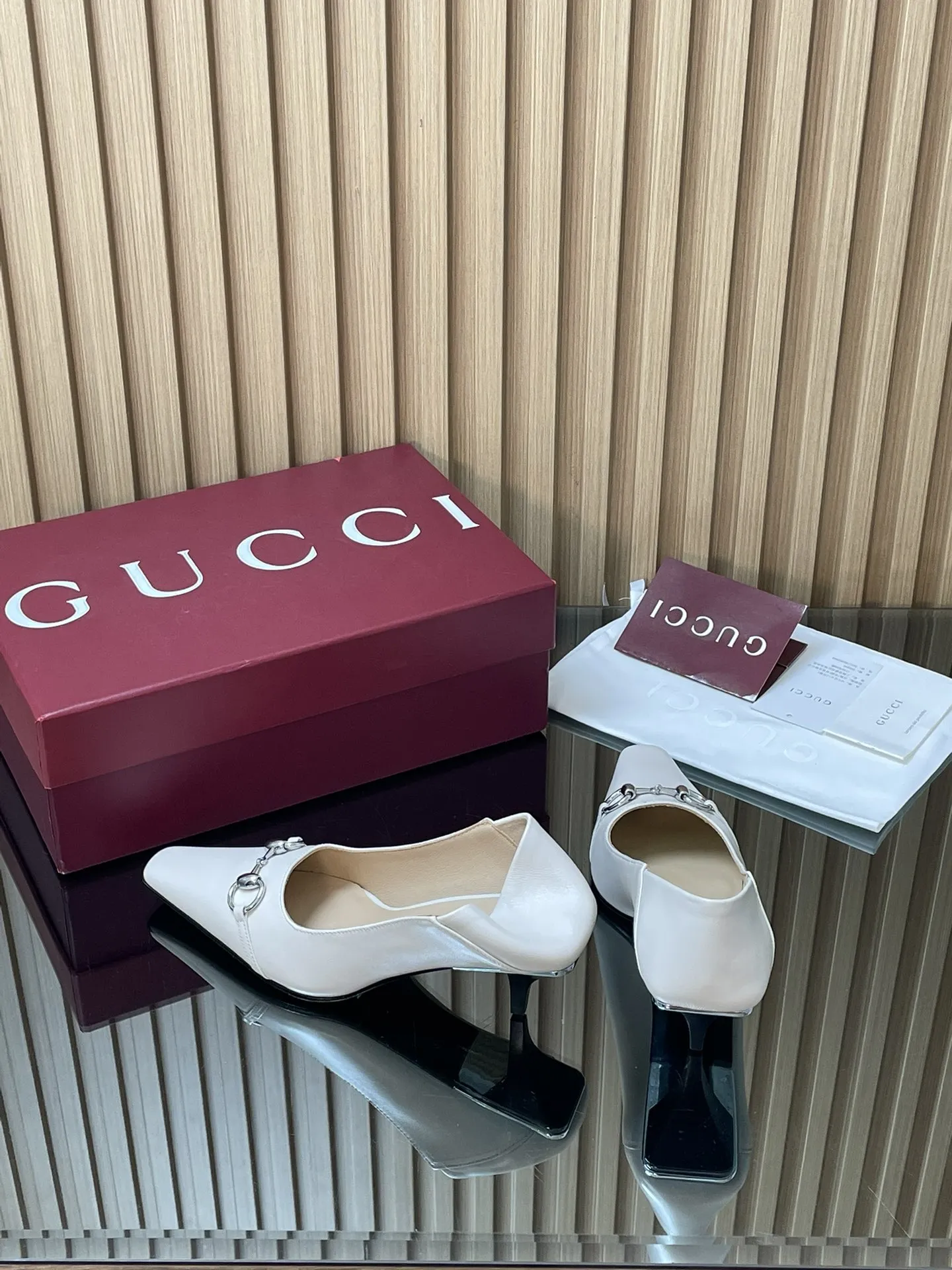 2026早春🆕GUCCi高端精品 vittoria系列浅口女鞋270💰春夏新品🆕古驰Gucci小方头系列踩跟2⃣️穿浅口单鞋😍马衔扣中跟慕勒乐福鞋‼️顶级🆙代购品质!原版1:1复刻,毎个细节皆经过精心打磨细腻制作.可与ZG对比如一,无二品质! 这款后帮可向下翻折踩跟2⃣️穿浅口鞋于2026早春系列时装秀首度亮相全新上市,加长微方鞋头,Vittoria系列以简约利落的加长廊形与饰马衔扣锥形鞋跟匠心诠释20世纪90年代的繁美风韵,鞋履汲取品牌典藏设计灵感,鞋跟后方饰有电镀金属饰片一展随性优雅气韵。其鞋款名称正源于此设计巧思,彰显别致格调👏👏👏 面料:原版定制进口古软鞣蜡皮 内里/垫脚:进口羊皮里 鞋跟:5.5CM猫跟‼️原片版制作工艺 ABS跟包裹意大利原层皮+电镀金属片 尺码:35-42 【404142定做】不退换 包装:全套酒红原包装