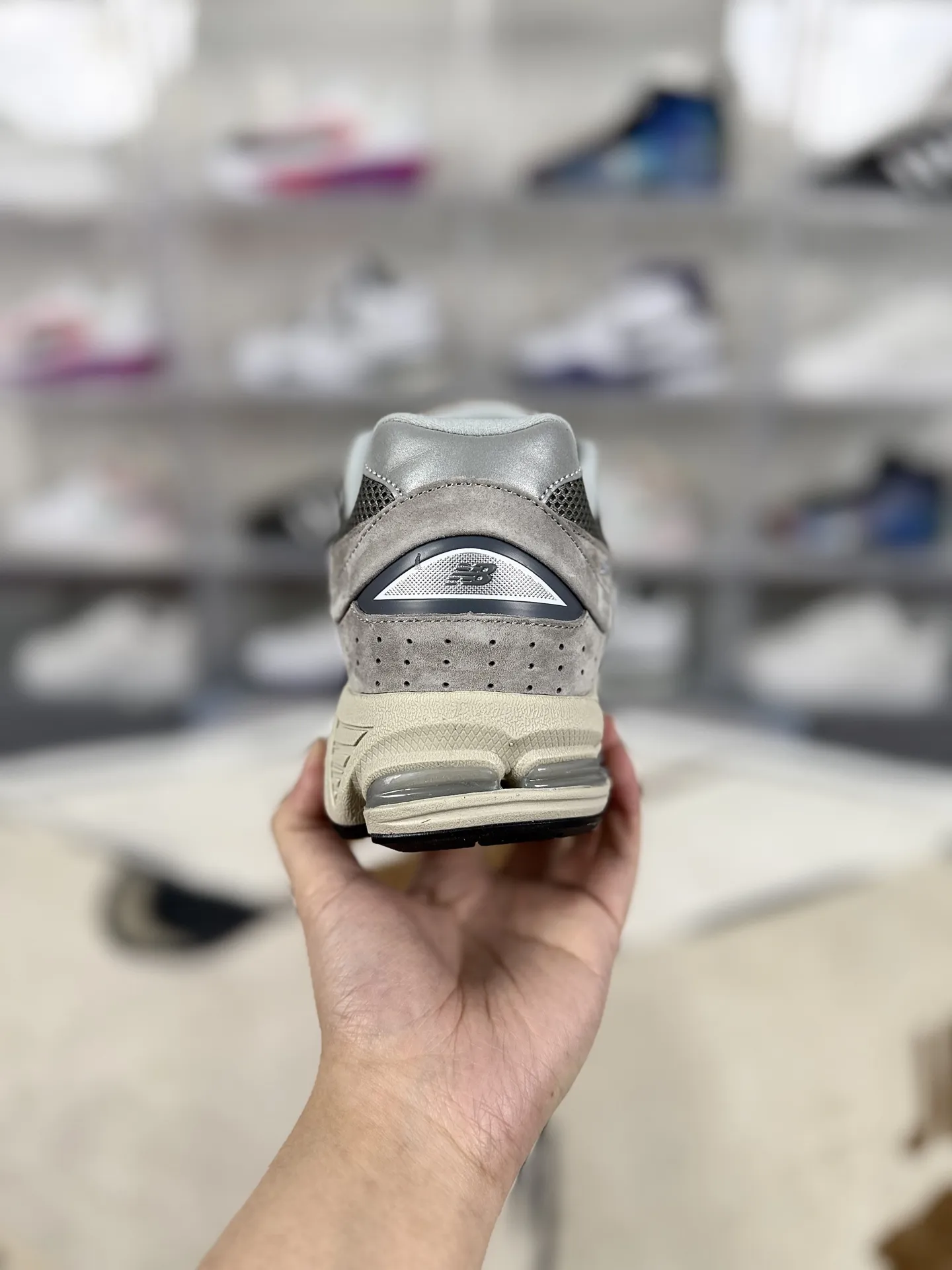 💰240 MR纯原 原厂麂皮New Balance NB 2002R 复古百搭耐磨包裹性支撑平衡增高 低帮跑步鞋 男女同款 元祖灰 新百伦 ▪️New Balance 2002系列复古跑步鞋,是一款备受喜爱的鞋款。鞋面采用柔软的麂皮和尼龙网布或透气网眼织物与猪巴皮革的结合,不仅透气性好,质感十足,还带有浓厚的复古感。鞋舌上的品牌标志与鞋面融为一体,提升了整体的质感;鞋侧的N字Logo采用特殊处理,呈现出独特的复古效果。中底采用缓震材质或轻量化的EVA材料,能够有效缓冲运动中对膝盖的冲击。配备了ABZORB缓震技术,能够在跑步过程中吸收和分散冲击力,减少对脚部的压力。升级版的N-ERGY缓震物料或能量回弹技术,为脚底提供了极致的舒适体验,并能将跑步时产生的能量回馈给脚部,提供更强劲的推进力。鞋底采用独特的弹性材料或T-Beam大底设计,提供良好的支撑和稳定性。鞋面采用透气网眼材料,轻薄柔软,能够有效排汗和通风,保持脚部干爽,减少异味产生。NB2002跑鞋以其独特的复古风格、出色的舒适度和支撑性能赢得了广泛好评。无论是运动爱好者还是时尚潮人,都能在这款鞋中找到自己的心仪之选。 ▪️尺码:36-46.5(36 37 37.5 38 38.5 39.5 40 40.5 41.5 42 42.5 43 44 44.5 45 46.5) ▪️货号:ML2002RC