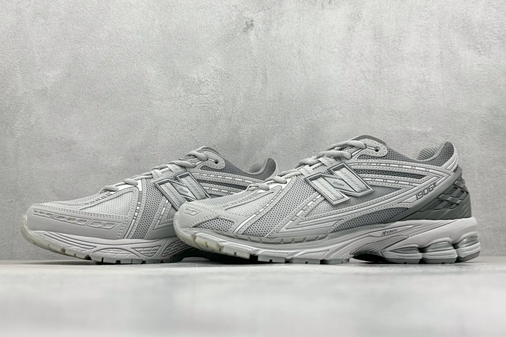 💰220 C版 New Balance 1906系列复古老爹风休闲运动慢跑鞋 #采用轻质牛剖革拼接透气网眼衬垫织物鞋面材质 T-Beam大底提供足步弓支撑，保持步态稳定 后跟搭载外露缓震胶 货号：U1906RNY 尺码：36 37 37.5 38 38.5 39.5 40 40.5 41.5 42 42.5 43 44 44.5 45 46.5 编码：33