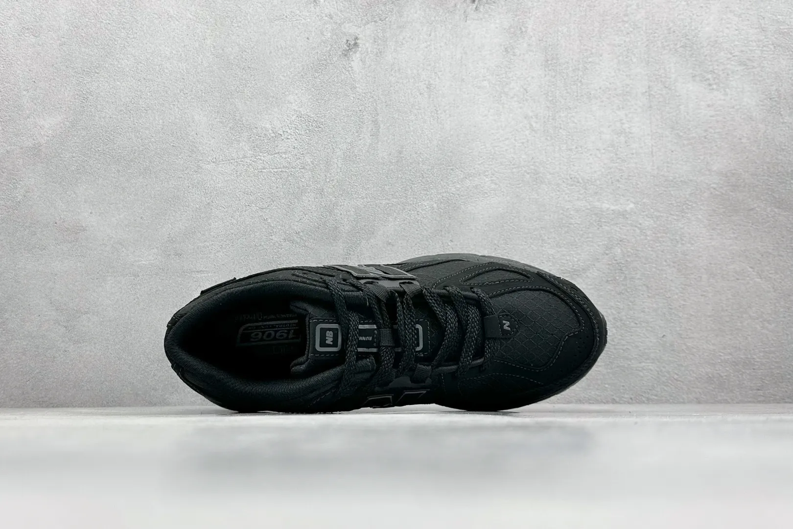 💰240 C版 New Balance 1906系列复古老爹风休闲运动慢跑鞋 #采用轻质牛剖革拼接透气网眼衬垫织物鞋面材质 T-Beam大底提供足步弓支撑，保持步态稳定 后跟搭载外露缓震胶 货号：M1906RWF 尺码：36 37 37.5 38 38.5 39 40 40.5 41 42 42.5 43 44 44.5 45 46.5 编码：33