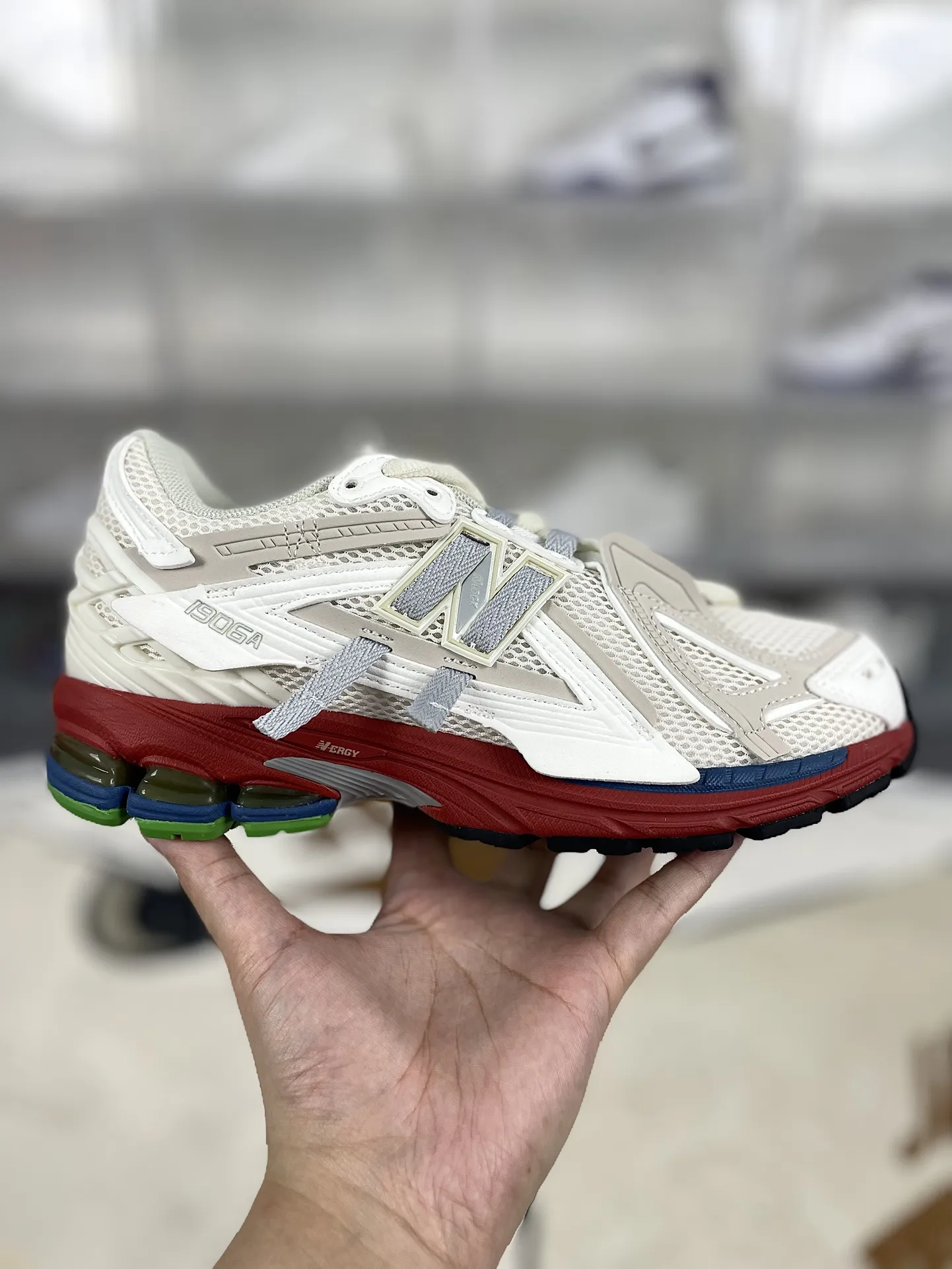 💰200 Z版纯原New Balance 1906A 舒适百搭防滑耐磨 低帮 休闲跑步鞋 男女同款 白红解构 新百伦 ▪️New Balance以诞生于21世纪的科技跑鞋1906为蓝本,融合现代先锋科技与日常使用风格注入当代美学,革新演绎复古时尚。淋漓经典轮廓,致敬千福一代跑者的科技美学,1906R以现代设计语言还原初始配色,层次演绎时光更迭的魅力。 ▪️尺码:36-47(36 37 37.5 38 38.5 39.5 40 40.5 41.5 42 42.5 43 44 44.5 45 45.5 46.5 47) ▪️货号:M1906AB