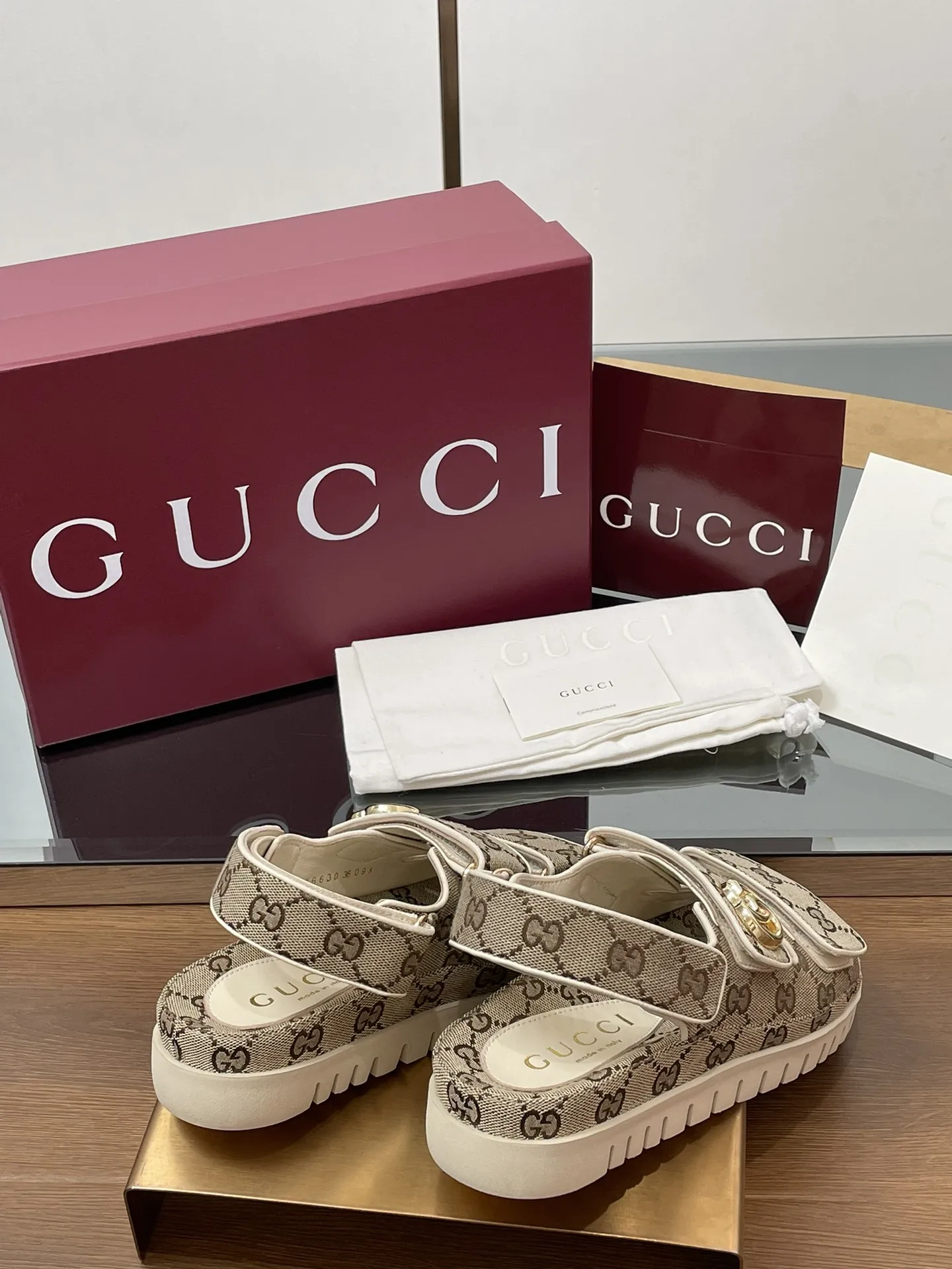 2025夏季新款GUCCi高端精品 🧧240💰🆕古驰早春系列😍饰双GG经典老花布沙滩凉鞋🔥顶级🆙代购品质!原版1:1复刻,毎个细节皆经过精心打磨细腻制作.可与ZG对比如一,无二品质! Gucci 现代设计美学探索独特匠心之路,巧妙融合品牌经典元素与备受喜爱的品牌标识。这款凉鞋缀饰备受喜爱的双G造型配件,为整个设计注入一抹低调的品牌标识魅力,与魔术贴带的多功能性相得益彰。👏👏 面料:原版定制进口GG老花帆布+进口羊皮 内里/垫脚:进口羊皮里 鞋跟:2.0CM厚底 大底:模具进口橡胶底 尺码:女35-42(404142定做不退换) 包装:全套安可拉酒红原包装