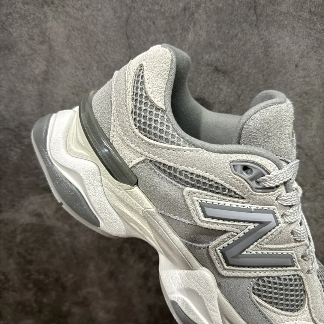 💰240【纯原版】 New Balance NB9060 联名款 复古休闲运动慢跑鞋 灰色 U9060ERD 全套原楦原纸板原厂数据开发 进口三明治网面 原装进口翻毛皮料正确绒感卡色 正确中底拉帮中底网布细节 原厂标裁 带紫光防伪 定制后跟透明水晶模块 冲裁组合 大底贴合程度胶水上色把控完美 整洁度挑战全网艺术家 多道序QC把关品质完善 匠心打造 耗时两个月开发完成 工艺极其复杂难度可想而知 新开独立私模大底 全网唯一正确六层组合大底 高端零售专供产物 Size：36 37 37.5 38 38.5 39 40 40.5 41 42 42.5 43 44 45 46.5 编码：JPC290300