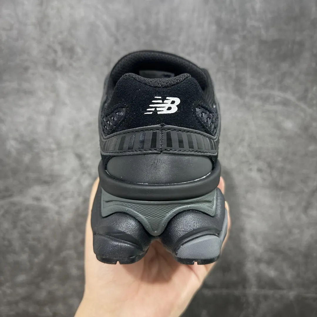 💰240【纯原版】 New Balance NB9060 联名款 复古休闲运动慢跑鞋 黑白色U9060PNR 全套原楦原纸板原厂数据开发 进口三明治网面 原装进口翻毛皮料正确绒感卡色 正确中底拉帮中底网布细节 原厂标裁 带紫光防伪 定制后跟透明水晶模块 冲裁组合 大底贴合程度胶水上色把控完美 整洁度挑战全网艺术家 多道序QC把关品质完善 匠心打造 耗时两个月开发完成 工艺极其复杂难度可想而知 新开独立私模大底 全网唯一正确六层组合大底 高端零售专供产物 Size:36 37 37.5 38 38.5 39.5 40 40.5 41.5 42 42.5 43 44 45 46.5 编码:JPC290300