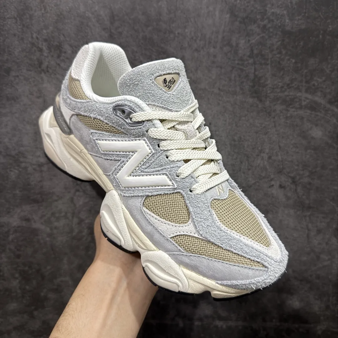 💰240【纯原版】 New Balance NB9060 联名款 复古休闲运动慢跑鞋 U9060440 全套原楦原纸板原厂数据开发 进口三明治网面 原装进口翻毛皮料正确绒感卡色 正确中底拉帮中底网布细节 原厂标裁 带紫光防伪 定制后跟透明水晶模块 冲裁组合 大底贴合程度胶水上色把控完美 整洁度挑战全网艺术家 多道序QC把关品质完善 匠心打造 耗时两个月开发完成 工艺极其复杂难度可想而知 新开独立私模大底 全网唯一正确六层组合大底 高端零售专供产物 Size:36 37 37.5 38 38.5 39.5 40 40.5 41.5 42 42.5 43 44 45 46.5 编码:JPC290300