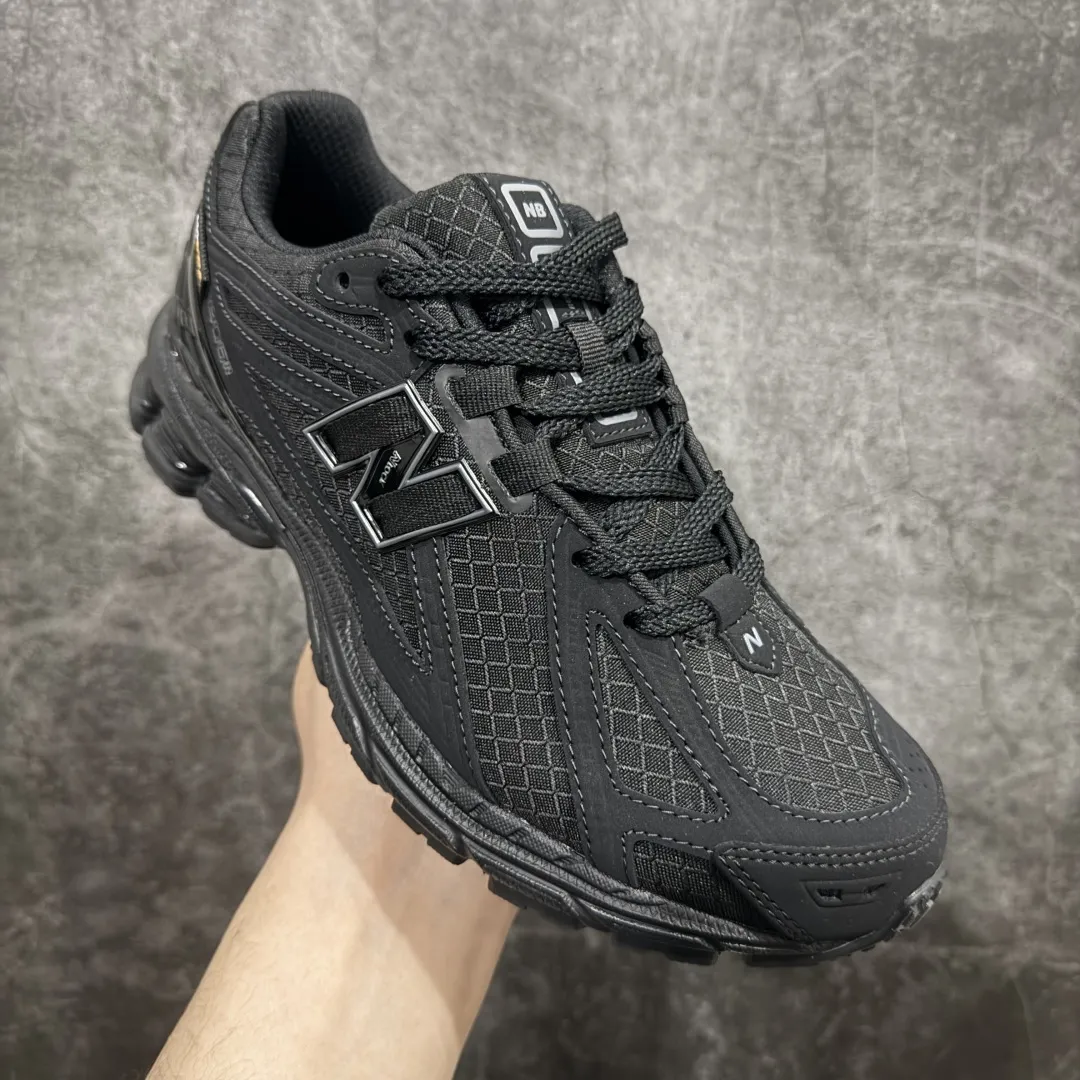 💰240 【纯原版】NB新百伦New Balance M1906R U1906RWF 系列复古老爹风休闲运动慢跑鞋 采用轻质牛剖革拼接透气网眼衬垫织物鞋面材质#T-Beam大底提供足步弓支撑,保持步态稳定#后跟搭载外露缓震胶 鞋身整体以各种深浅不一的灰色覆盖,鞋头以淡蓝色调装饰,网眼衬垫通过不规律的色块实现做旧的美感,泛黄的鞋底更是进一步增添了复古气息。 尺码:36 37 37.5 38 38.5 39.5 40 40.5 41.5 42 42.5 43 44 45 46.5 编码:JP260280