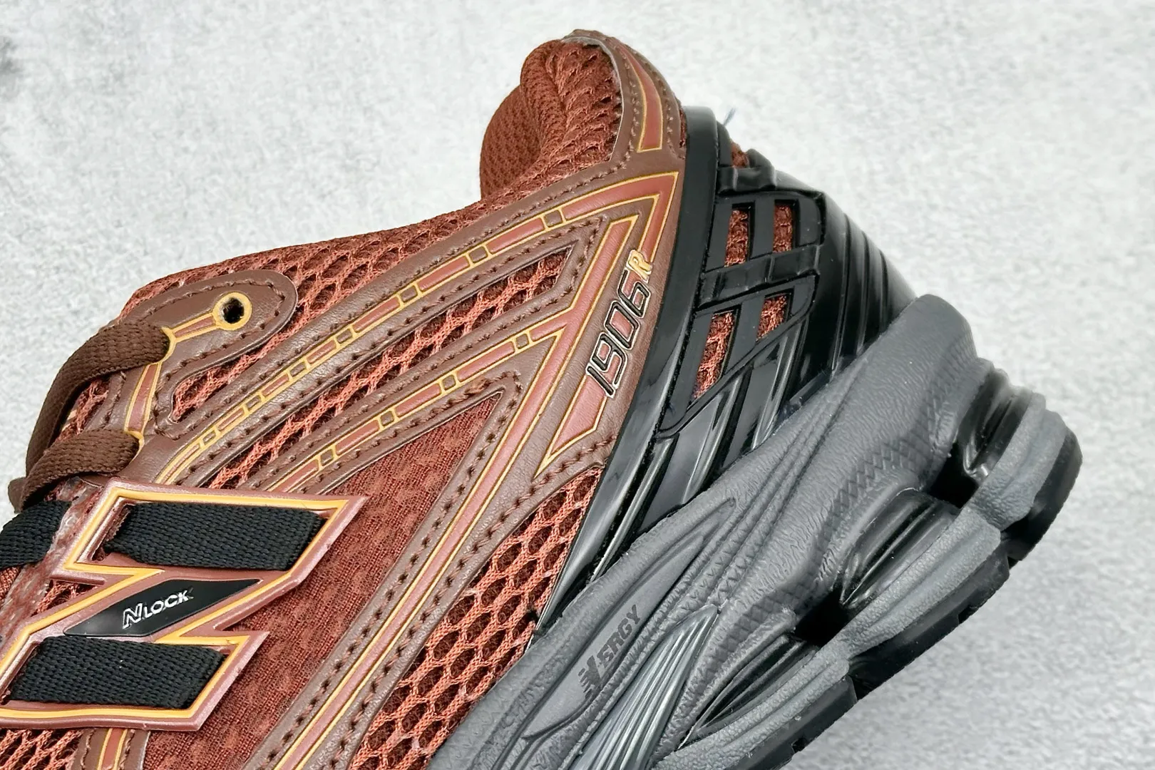 💰240 C版 New Balance 1906系列复古老爹风休闲运动慢跑鞋 #采用轻质牛剖革拼接透气网眼衬垫织物鞋面材质 T-Beam大底提供足步弓支撑,保持步态稳定 后跟搭载外露缓震胶 货号:M1906RZA 尺码:36 37 37.5 38 38.5 39 40 40.5 41 42 42.5 43 44 44.5 45 46.5 编码:33