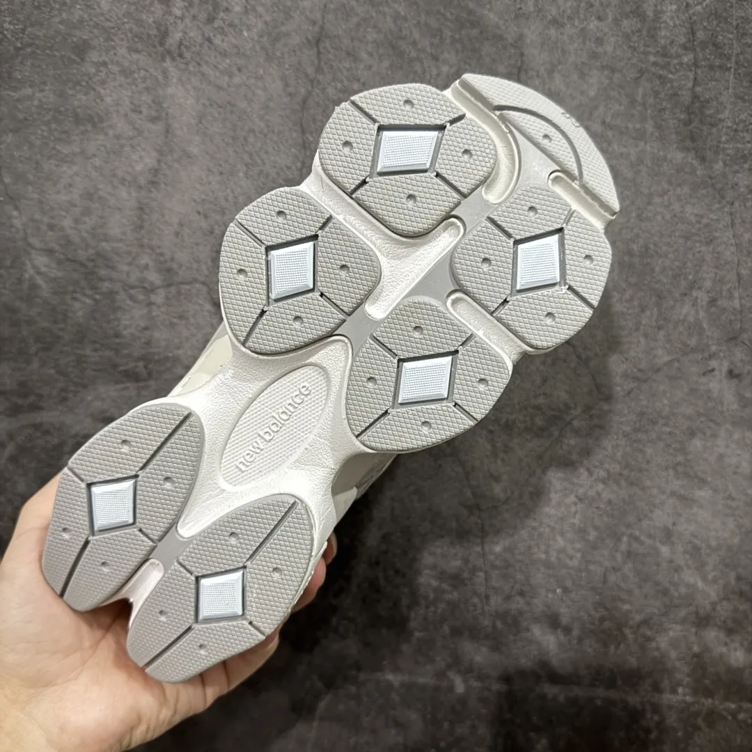 💰240【纯原版】 New Balance NB9060 联名款 复古休闲运动慢跑鞋 灰色 U9060ERD 全套原楦原纸板原厂数据开发 进口三明治网面 原装进口翻毛皮料正确绒感卡色 正确中底拉帮中底网布细节 原厂标裁 带紫光防伪 定制后跟透明水晶模块 冲裁组合 大底贴合程度胶水上色把控完美 整洁度挑战全网艺术家 多道序QC把关品质完善 匠心打造 耗时两个月开发完成 工艺极其复杂难度可想而知 新开独立私模大底 全网唯一正确六层组合大底 高端零售专供产物 Size：36 37 37.5 38 38.5 39 40 40.5 41 42 42.5 43 44 45 46.5 编码：JPC290300
