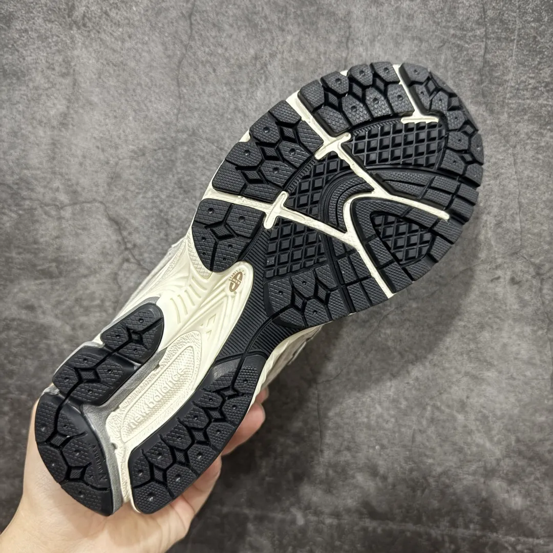 💰230 【纯原c版】NB New Balance M2002R 新百伦U2002RRD 灰米 全新版本出货 新配色陆续开发出货 品质很好 价格实惠 全套原楦原纸板原厂数据开发 原厂网纱 原装进口皮料 正确绒感卡色 正确中底拉帮中底网布细节 一比一手工擦旧效果 冲裁组合 匠心打造 耗时两个月开发完成 工艺极其复杂难度可想而知 新开独立私模大底 全网唯一正确做旧组合大底 高端零售专供产物 尺码：36 37 37.5 38 38.5 39.5 40 40.5 41.5 42 42.5 43 44 44.5 45 45.5 46.5 编码：JPB280290