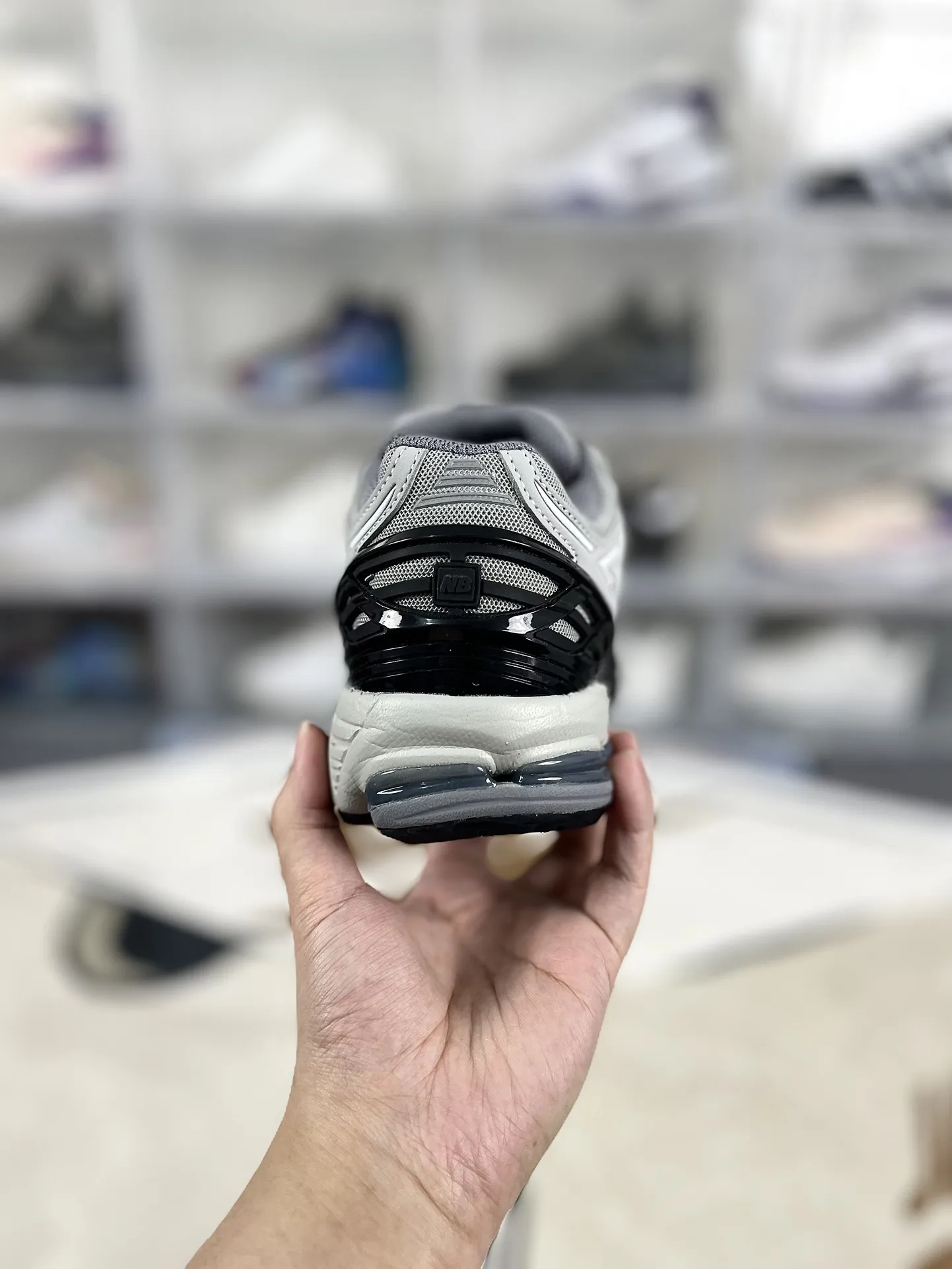 💰190 Z版纯原New Balance NB 1906R 舒适简约耐磨 低帮 休闲跑步鞋 男女款 黑灰 ▪️New Balance以诞生于21世纪的科技跑鞋1906为蓝本,融合现代先锋科技与日常使用风格注入当代美学,革新演绎复古时尚。淋漓经典轮廓,致敬千福一代跑者的科技美学,1906R以现代设计语言还原初始配色,层次演绎时光更迭的魅力。 ▪️尺码:36-47(36 37 37.5 38 38.5 39.5 40 40.5 41.5 42 42.5 43 44 44.5 45 45.5 46.5 47) ▪️货号:M1906RLG