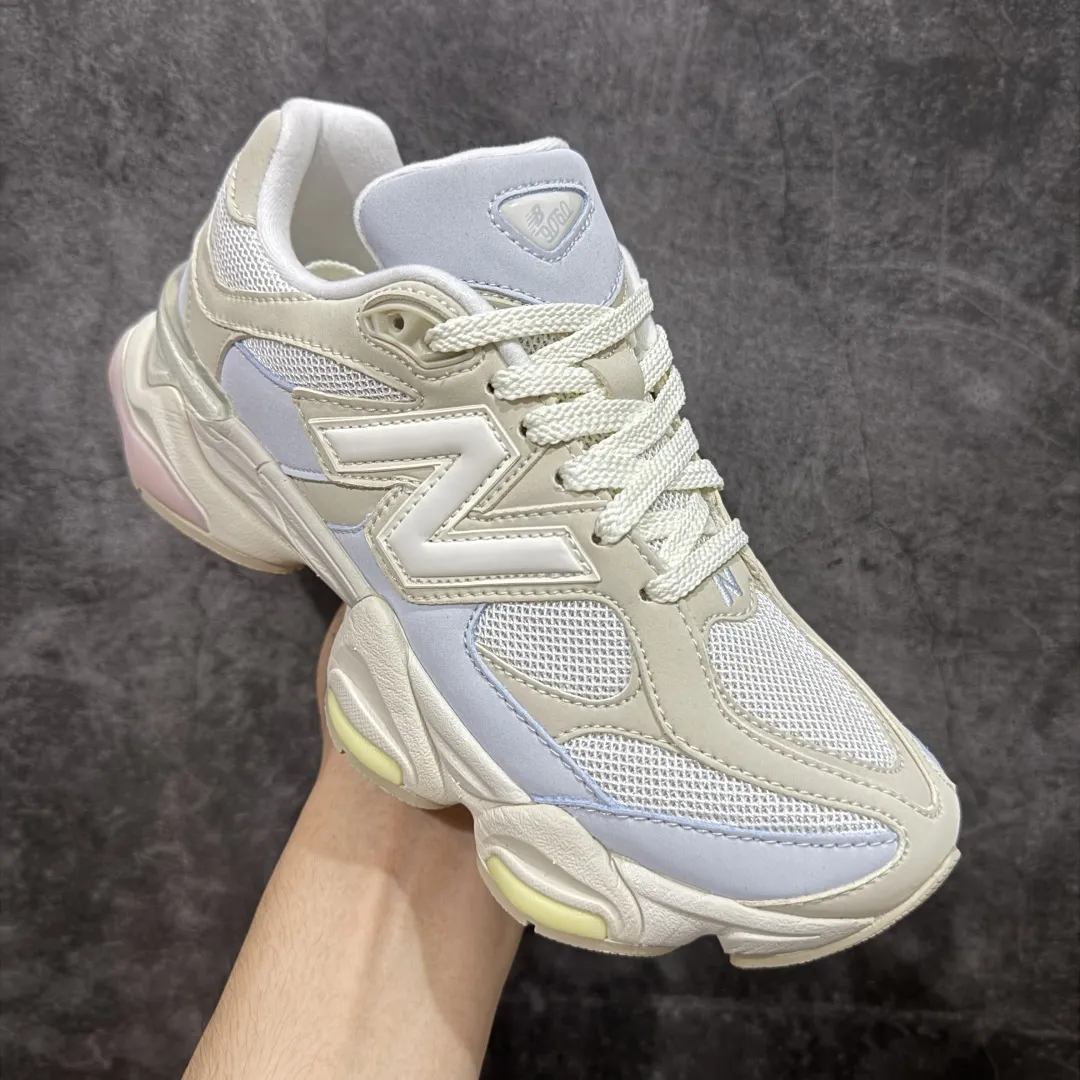 💰240【纯原版】 New Balance NB9060 联名款 复古休闲运动慢跑鞋 棕灰色U9060JDS 全套原楦原纸板原厂数据开发 进口三明治网面 原装进口翻毛皮料正确绒感卡色 正确中底拉帮中底网布细节 原厂标裁 带紫光防伪 定制后跟透明水晶模块 冲裁组合 大底贴合程度胶水上色把控完美 整洁度挑战全网艺术家 多道序QC把关品质完善 匠心打造 耗时两个月开发完成 工艺极其复杂难度可想而知 新开独立私模大底 全网唯一正确六层组合大底 高端零售专供产物 Size:36 37 37.5 38 38.5 39.5 40 40.5 41.5 42 42.5 43 44 45 46.5 编码:JPC290300