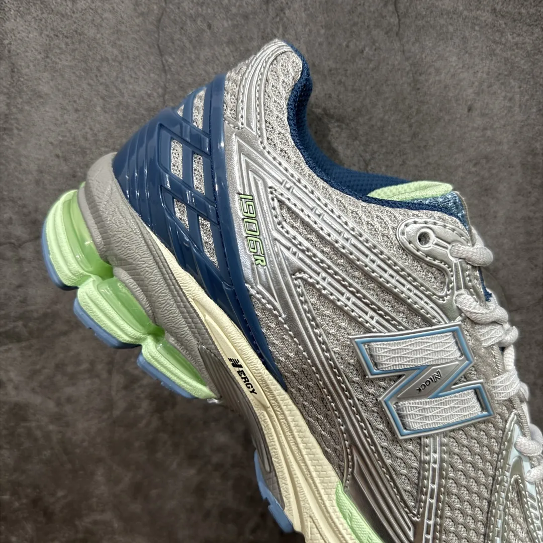 💰220【纯原版】NB新百伦New Balance NB1906 U1906RCR系列复古老爹风休闲运动慢跑鞋 采用轻质牛剖革拼接透气网眼衬垫织物鞋面材质#T-Beam大底提供足步弓支撑，保持步态稳定#后跟搭载外露缓震胶 鞋身整体以各种深浅不一的灰色覆盖，鞋头以淡蓝色调装饰，网眼衬垫通过不规律的色块实现做旧的美感，泛黄的鞋底更是进一步增添了复古气息。 尺码：36 37 37.5 38 38.5 39.5 40 40.5 41.5 42 42.5 43 44 45 46.5 编码：JP260280