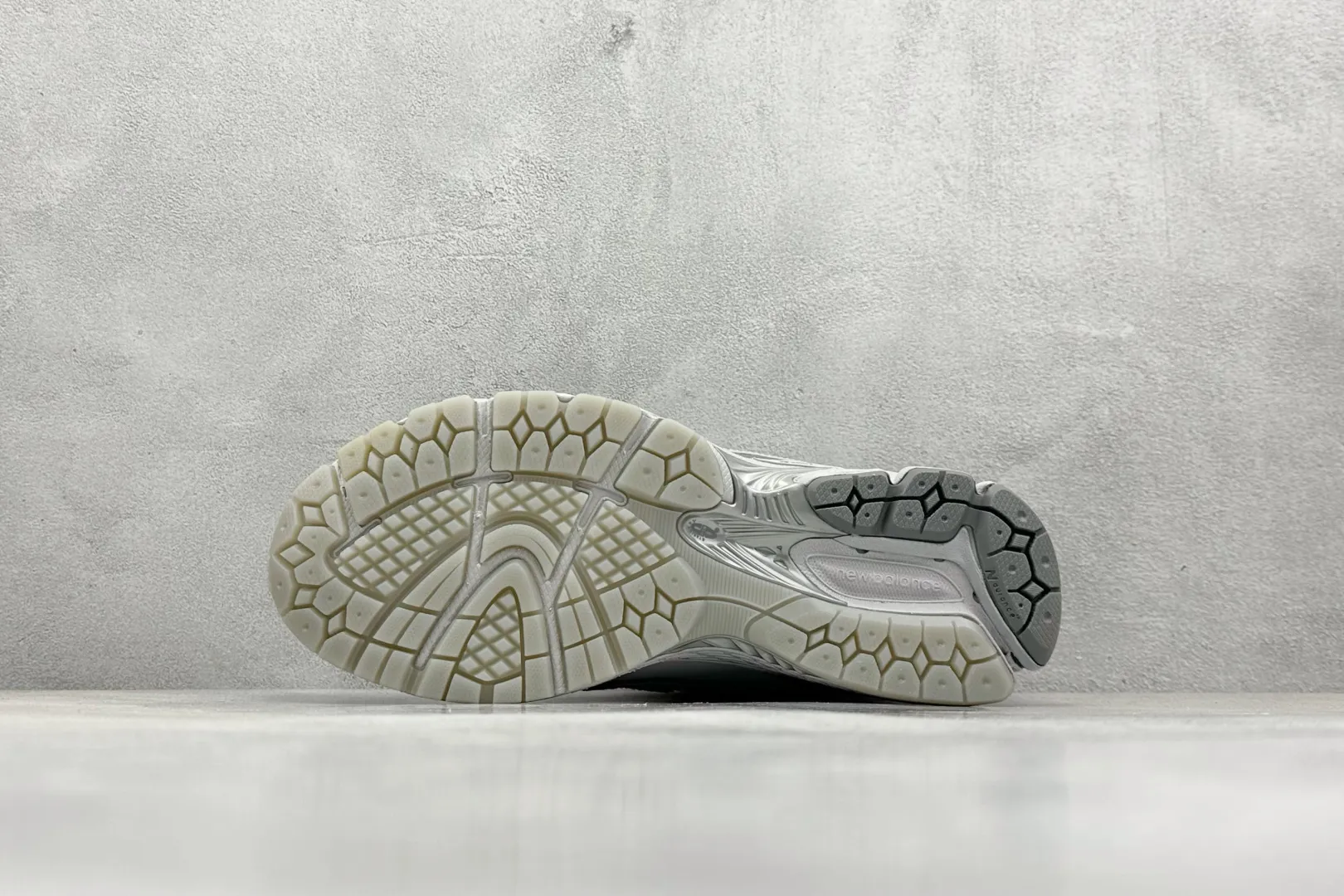 💰220 C版 New Balance 1906系列复古老爹风休闲运动慢跑鞋 #采用轻质牛剖革拼接透气网眼衬垫织物鞋面材质 T-Beam大底提供足步弓支撑,保持步态稳定 后跟搭载外露缓震胶 货号:U1906RNY 尺码:36 37 37.5 38 38.5 39.5 40 40.5 41.5 42 42.5 43 44 44.5 45 46.5 编码:33