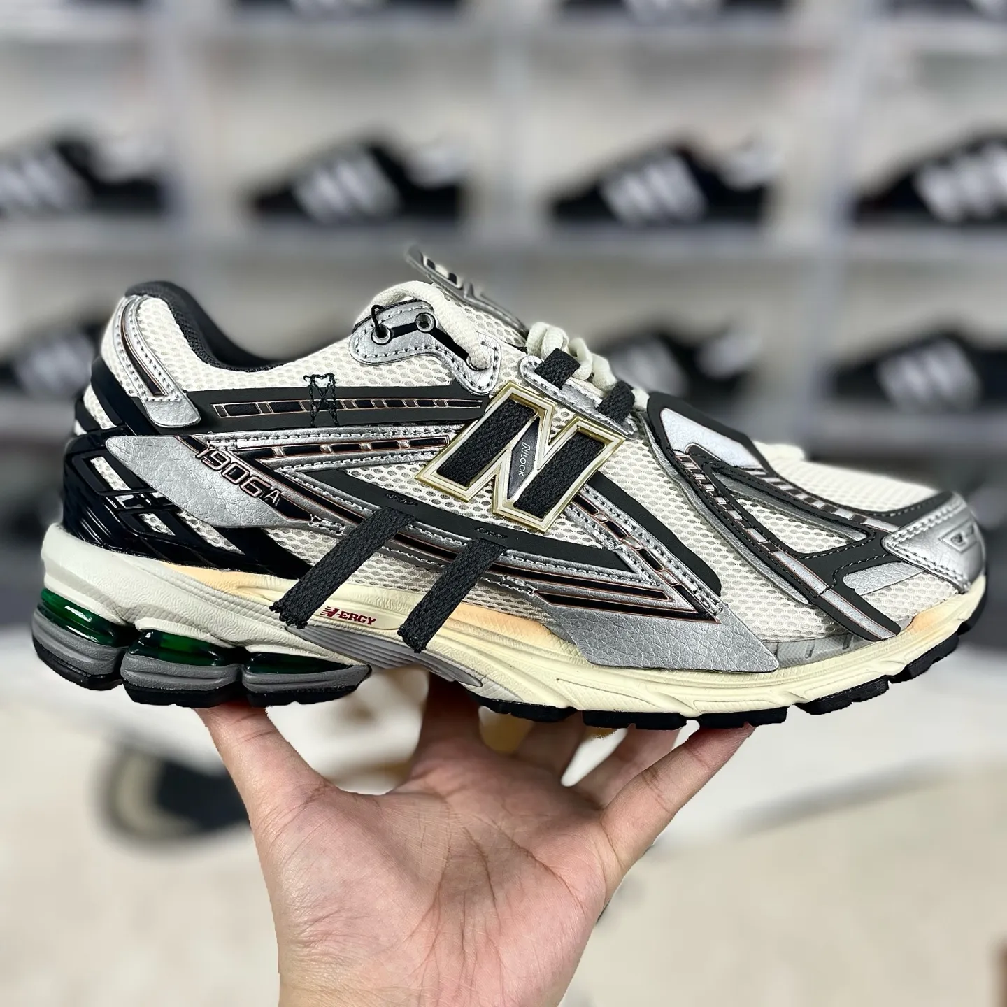 💰220 GS纯原 六层组合底New Balance 1906A 系带圆头耐磨 低帮跑步鞋 男款 灰银解构 新百伦 ▪️New Balance以诞生于21世纪的科技跑鞋1906为蓝本，融合现代先锋科技与日常使用风格注入当代美学，革新演绎复古时尚。淋漓经典轮廓，致敬千福一代跑者的科技美学，1906R以现代设计语言还原初始配色，层次演绎时光更迭的魅力。 ▪️尺码：36-45（36 37 37.5 38 38.5 39.5 40 40.5 41.5 42 42.5 43 44 44.5 45） ▪️货号：M1906AD