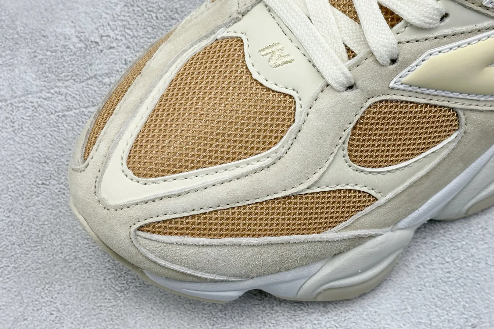 💰240 C版 Joe Freshgoods x New Balance NB9060 联名款 复古休闲运动慢跑鞋 #鞋款灵感源自设计师本人对夏日的怀日回忆。鞋面大身由空间双格及磨砂鞋面拼接而生,配以柔和、温暖的粉橘色调,夏日氛围拉满 #采用大面积网眼以及麂皮材质覆盖鞋身,还原经典气质。搭载ABZORB避震科技,由泡沫聚酯制成,上脚可以有效减少由鞋底反弹对身体及双腿的冲击力 货号: U9060FW 尺码:36 37 37.5 38 38.5 39 40 40.5 41 42 42.5 43 44 44.5 45 46.5 编码:33