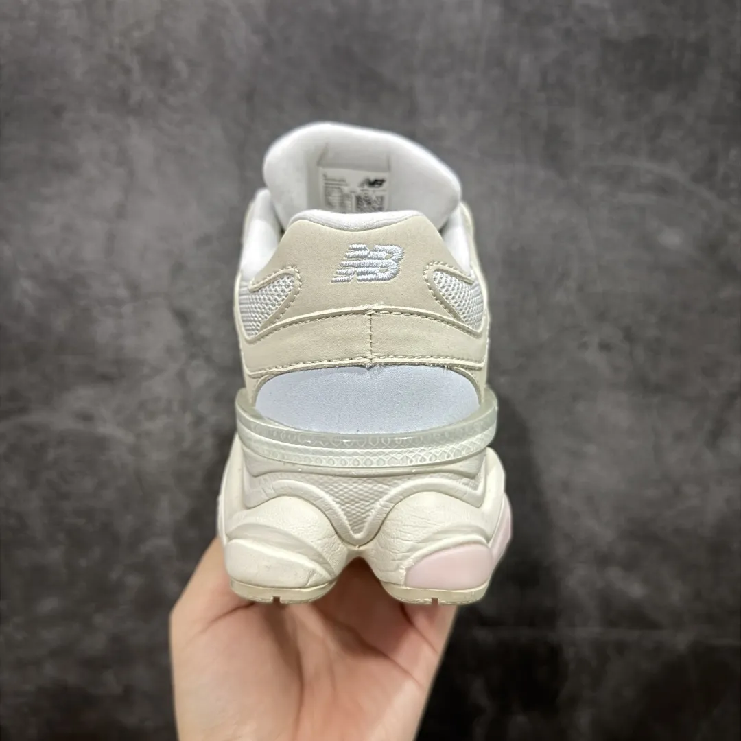 💰240【纯原版】 New Balance NB9060 联名款 复古休闲运动慢跑鞋 棕灰色U9060JDS 全套原楦原纸板原厂数据开发 进口三明治网面 原装进口翻毛皮料正确绒感卡色 正确中底拉帮中底网布细节 原厂标裁 带紫光防伪 定制后跟透明水晶模块 冲裁组合 大底贴合程度胶水上色把控完美 整洁度挑战全网艺术家 多道序QC把关品质完善 匠心打造 耗时两个月开发完成 工艺极其复杂难度可想而知 新开独立私模大底 全网唯一正确六层组合大底 高端零售专供产物 Size：36 37 37.5 38 38.5 39.5 40 40.5 41.5 42 42.5 43 44 45 46.5 编码：JPC290300