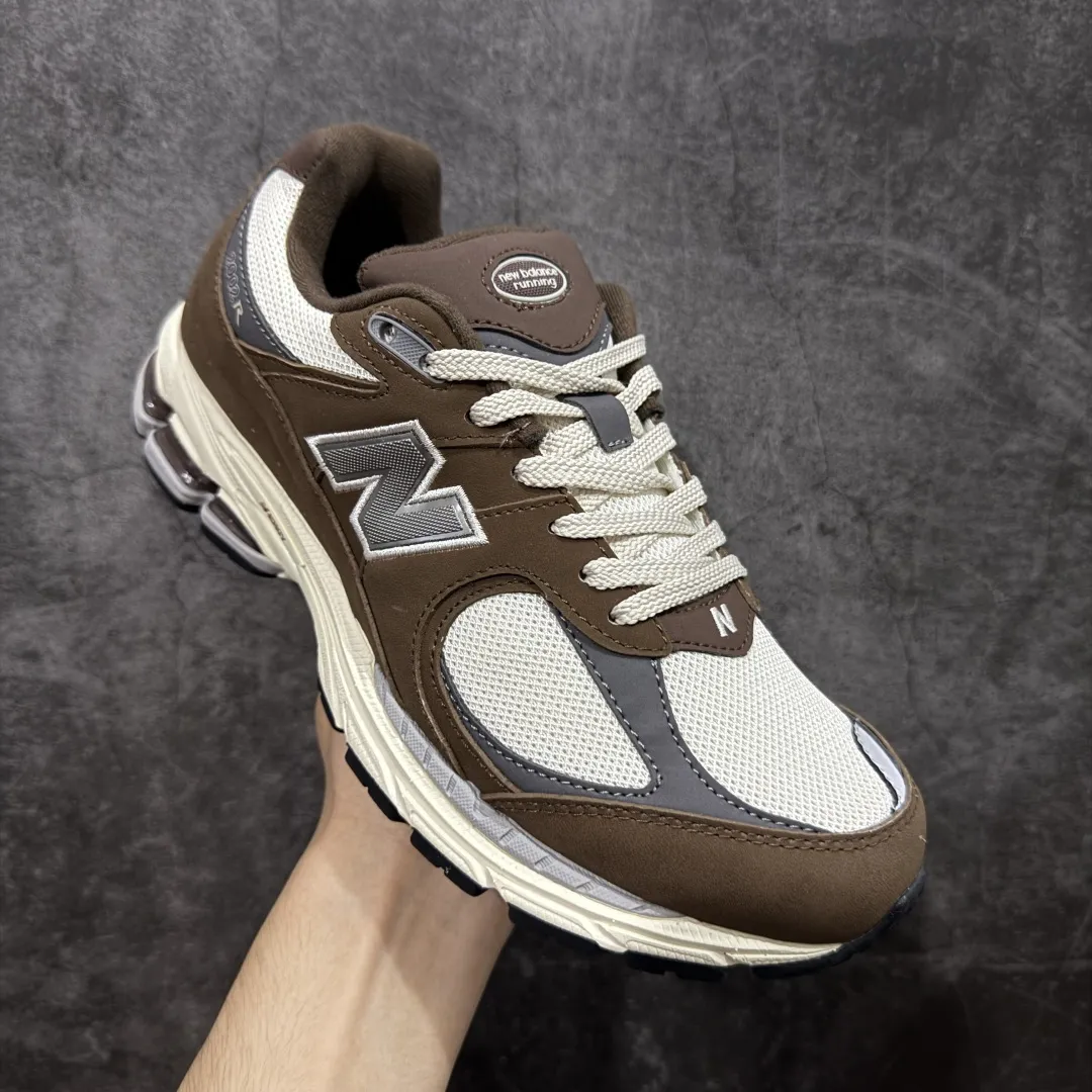 💰230 【BC纯原版】New Balance NB2002R系列 M2002RHS 全新版本 东莞大厂出品 市场第一梯队品质 绝对秒杀市场货 完美版型 正确组合大底 价格一步到位‼️ 全套原楦原纸板原厂数据开发 进口三明治网面 原装进口皮料正确绒感卡色 正确中底拉帮中底网布细节 原厂标裁 带紫光防伪 定制后跟透明水晶模块 冲裁组合 大底贴合程度胶水上色把控完美 整洁度挑战全网艺术家 多道序QC把关品质完善 匠心打造 耗时多月开发完成 工艺极其复杂难度可想而知 新开独立私模大底 正确六层组合大底 高端零售专供产物 Size:36 37 37.5 38 38.5 39 40 40.5 41 42 42.5 43 44 45 46 47.5 编码:GQB270280