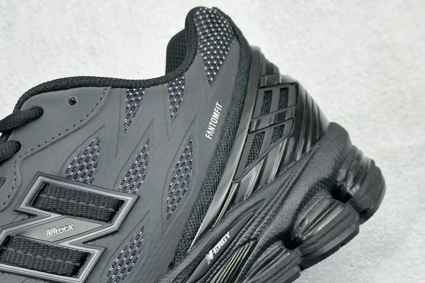 💰220 C版 New Balance 1906系列复古老爹风休闲运动慢跑鞋 #采用轻质牛剖革拼接透气网眼衬垫织物鞋面材质 T-Beam大底提供足步弓支撑,保持步态稳定 后跟搭载外露缓震胶 货号:U1906WFD 尺码:36 37 37.5 38 38.5 39 40 40.5 41 42 42.5 43 44 44.5 45 46.5 编码:33