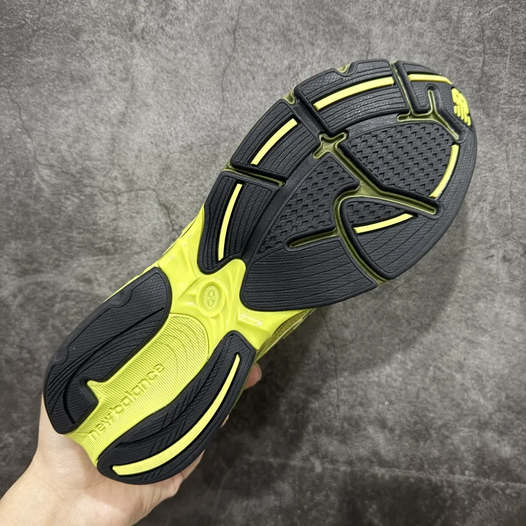 💰240 【纯原c版】New Balance M2010系列 新百伦 复古老爹风网布跑步休闲运动鞋 新百伦经典配色 沿袭了面世之初的经典科技 以ENCAP中底配以升级版 N-ERGY缓震物料 鞋面则采用特色的柔软麂皮搭以NewBalance经典的尼龙网布 低调中还原跑鞋本真 更年轻化的设计理念与材质 让新世代青年得以用全新视角体验经典鞋款的传奇魅力 货号:U2010RLC 尺码:36 37 37.5 38 38.5 39.5 40 40.5 41.5 42 42.5 43 44 45 编码:JP270290