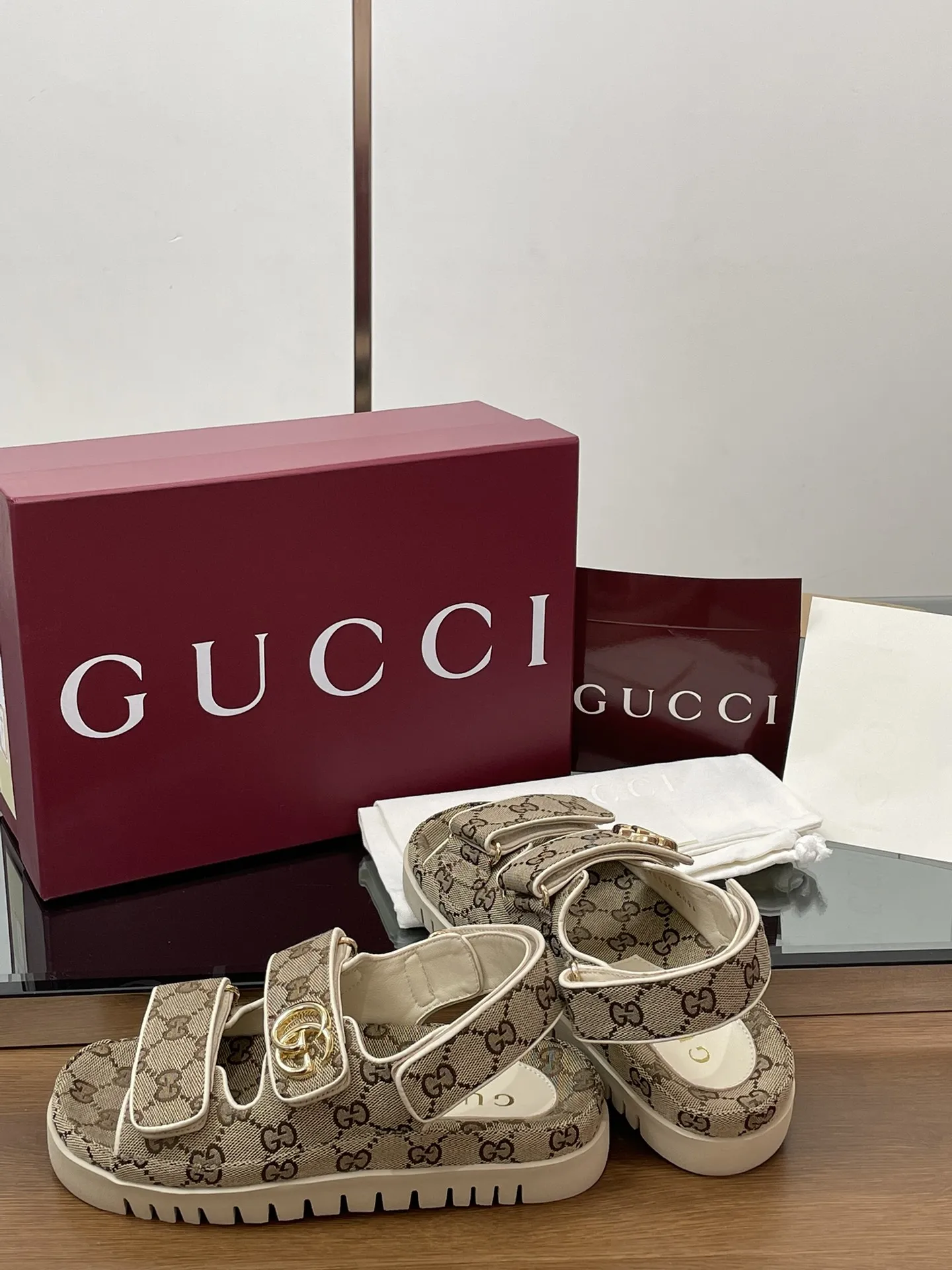 2025夏季新款GUCCi高端精品 🧧240💰🆕古驰早春系列😍饰双GG经典老花布沙滩凉鞋🔥顶级🆙代购品质！原版1:1复刻，毎个细节皆经过精心打磨细腻制作.可与ZG对比如一，无二品质！ Gucci 现代设计美学探索独特匠心之路，巧妙融合品牌经典元素与备受喜爱的品牌标识。这款凉鞋缀饰备受喜爱的双G造型配件，为整个设计注入一抹低调的品牌标识魅力，与魔术贴带的多功能性相得益彰。👏👏 面料：原版定制进口GG老花帆布+进口羊皮 内里/垫脚：进口羊皮里 鞋跟：2.0CM厚底 大底：模具进口橡胶底 尺码：女35-42（404142定做不退换） 包装：全套安可拉酒红原包装