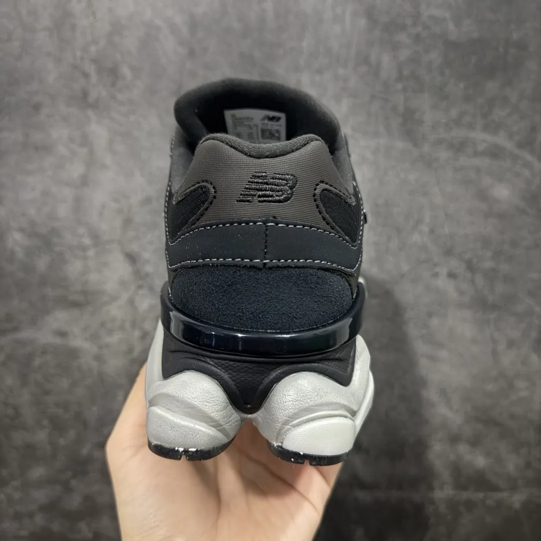 💰240【纯原版】 New Balance NB9060 联名款 复古休闲运动慢跑鞋 灰色 U9060ORA 全套原楦原纸板原厂数据开发 进口三明治网面 原装进口翻毛皮料正确绒感卡色 正确中底拉帮中底网布细节 原厂标裁 带紫光防伪 定制后跟透明水晶模块 冲裁组合 大底贴合程度胶水上色把控完美 整洁度挑战全网艺术家 多道序QC把关品质完善 匠心打造 耗时两个月开发完成 工艺极其复杂难度可想而知 新开独立私模大底 全网唯一正确六层组合大底 高端零售专供产物 Size:36 37 37.5 38 38.5 39 40 40.5 41.5 42 42.5 43 44 45 46.5 编码:JPC290300
