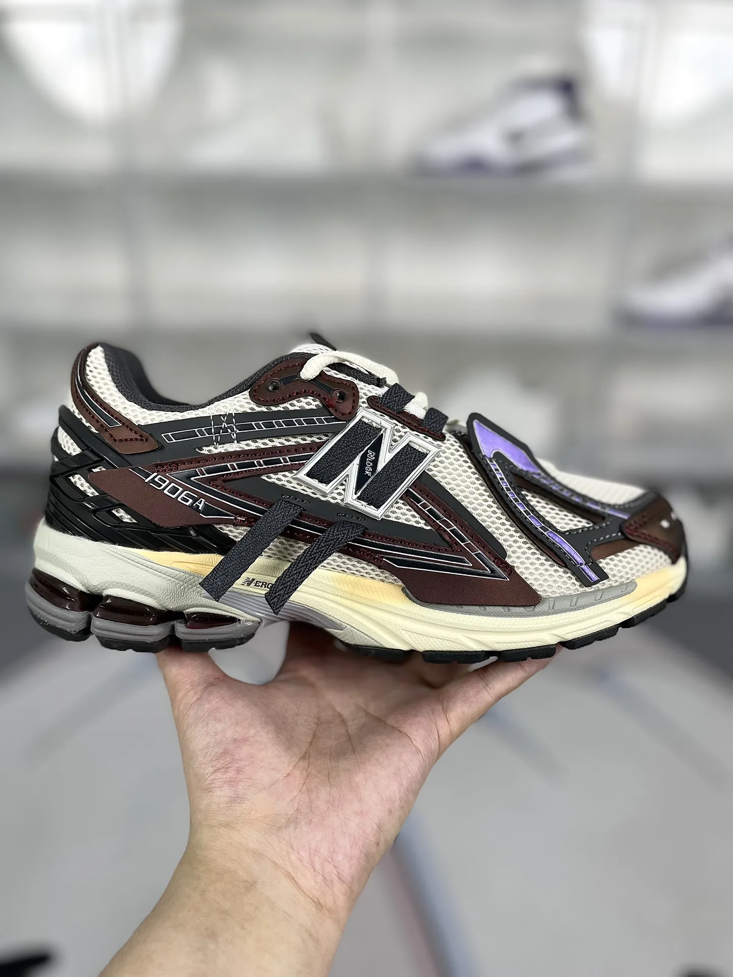 💰200 Z版纯原New Balance NB 1906A 龙年新品复古网面减震 低帮 休闲跑步鞋 男女同款 酒红解构 新百伦 ▪️New Balance以诞生于21世纪的科技跑鞋1906为蓝本,融合现代先锋科技与日常使用风格注入当代美学,革新演绎复古时尚。淋漓经典轮廓,致敬千福一代跑者的科技美学,1906R以现代设计语言还原初始配色,层次演绎时光更迭的魅力。 ▪️尺码:36-47(36 37 37.5 38 38.5 39.5 40 40.5 41.5 42 42.5 43 44 44.5 45 45.5 46.5 47) ▪️货号:M1906AR