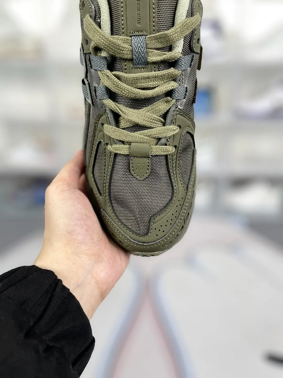 💰190 Z版纯原New Balance NB 1906R 复古潮流休闲防滑耐磨轻便 低帮 训练跑步鞋 男女同款 军绿色 新百伦 ▪️New Balance以诞生于21世纪的科技跑鞋1906为蓝本,融合现代先锋科技与日常使用风格注入当代美学,革新演绎复古时尚。淋漓经典轮廓,致敬千福一代跑者的科技美学,1906R以现代设计语言还原初始配色,层次演绎时光更迭的魅力。 ▪️尺码:36-45(36 37 37.5 38 38.5 39.5 40 40.5 41.5 42 42.5 43 44 44.5 45) ▪️货号:M1906RS