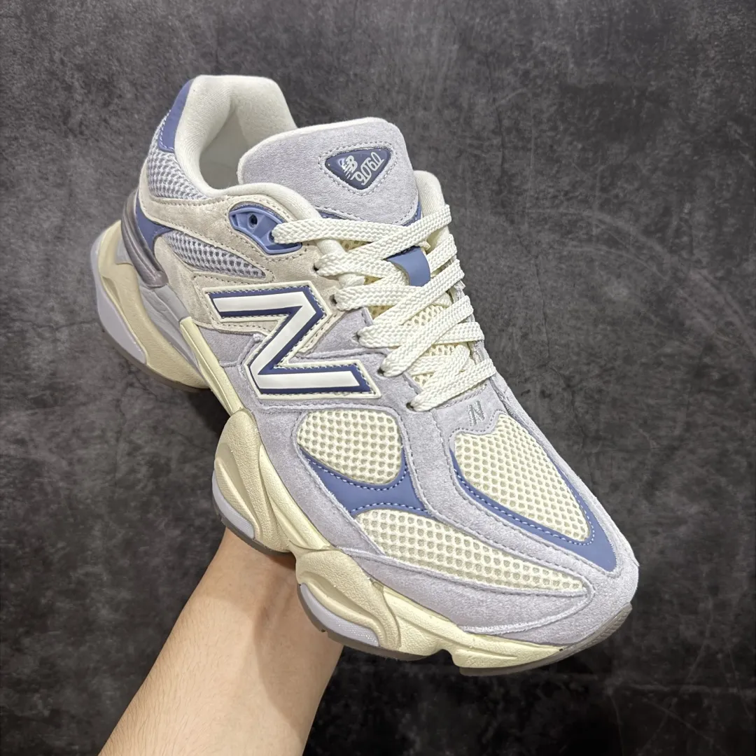 💰240【纯原版】 New Balance NB9060 联名款 复古休闲运动慢跑鞋 灰蓝 U9060EEL 全套原楦原纸板原厂数据开发 进口三明治网面 原装进口翻毛皮料正确绒感卡色 正确中底拉帮中底网布细节 原厂标裁 带紫光防伪 定制后跟透明水晶模块 冲裁组合 大底贴合程度胶水上色把控完美 整洁度挑战全网艺术家 多道序QC把关品质完善 匠心打造 耗时两个月开发完成 工艺极其复杂难度可想而知 新开独立私模大底 全网唯一正确六层组合大底 高端零售专供产物 Size:36 37 37.5 38 38.5 39.5 40 40.5 41.5 42 42.5 43 44 45 46.5