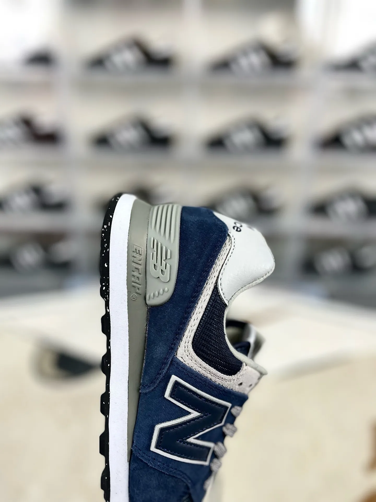 💰180 GS纯原New Balance NB 574 复古字母系带 织物绒面皮 低帮跑步鞋 男女同款 深蓝色 新百伦 ▪️New Balance 574 诞生于1988年，直至今天仍是 NewBalance 最为热销的复古慢跑鞋之一，其简约复古的外形，层出不穷的配色，成为了 New Balance 最热销的型号，作为New Balance 的当家鞋款，574兼具经典与时尚，备受明星潮人的追捧，是New Balance 的粉丝几乎人手一双的经典鞋款。 ▪️尺码：36-45（36 37 37.5 38 38.5 39.5 40 40.5 41.5 42 42.5 43 44 44.5 45） ▪️货号：ML574EVN