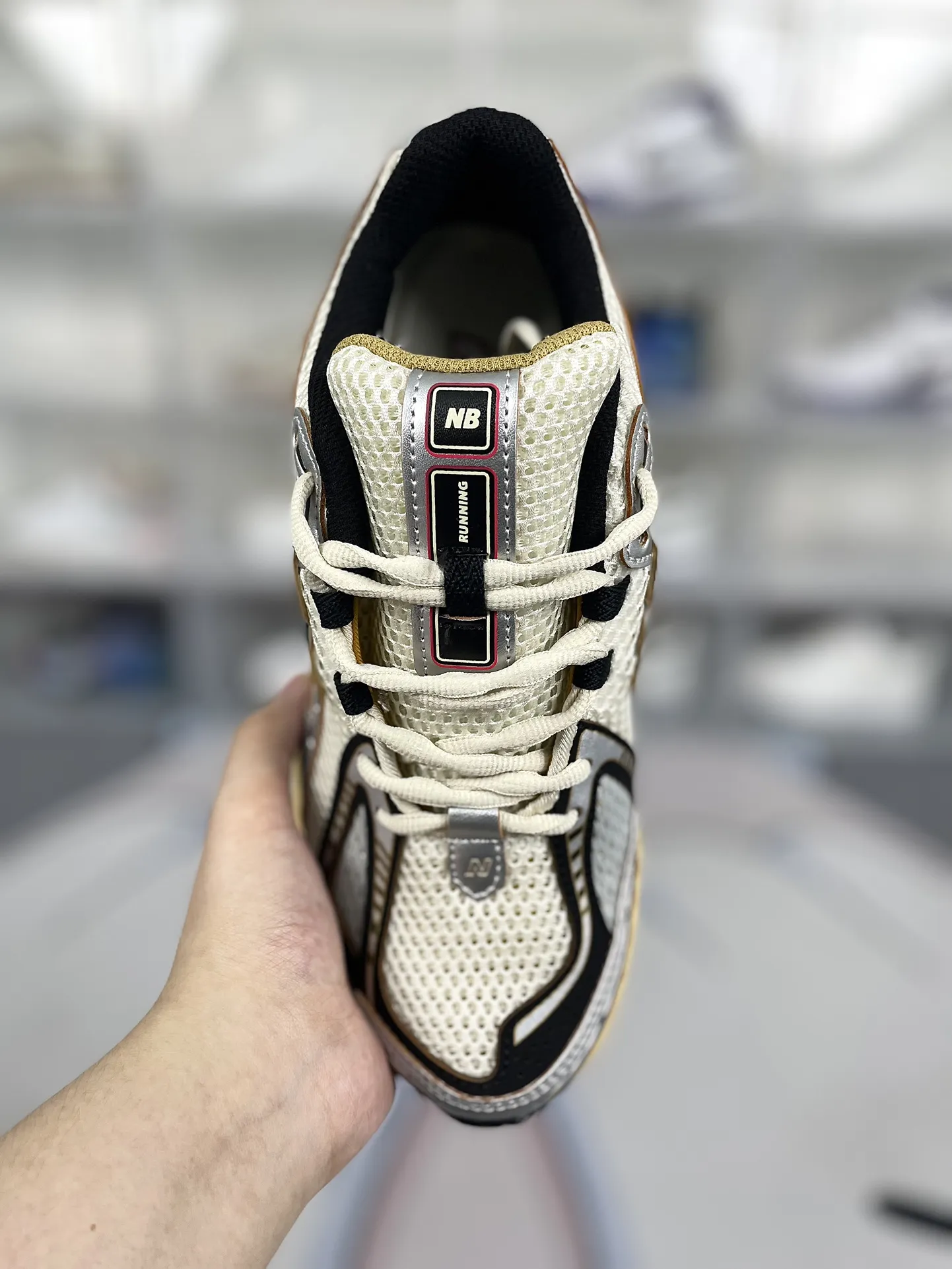 💰190 Z版纯原New Balance NB 1906R 复古潮流舒适透气增高 低帮 休闲跑步鞋 男女同款 米黑银 新百伦 ▪️New Balance以诞生于21世纪的科技跑鞋1906为蓝本，融合现代先锋科技与日常使用风格注入当代美学，革新演绎复古时尚。淋漓经典轮廓，致敬千福一代跑者的科技美学，1906R以现代设计语言还原初始配色，层次演绎时光更迭的魅力。 ▪️尺码：36-45（36 37 37.5 38 38.5 39.5 40 40.5 41.5 42 42.5 43 44 44.5 45） ▪️货号：M1906RAV