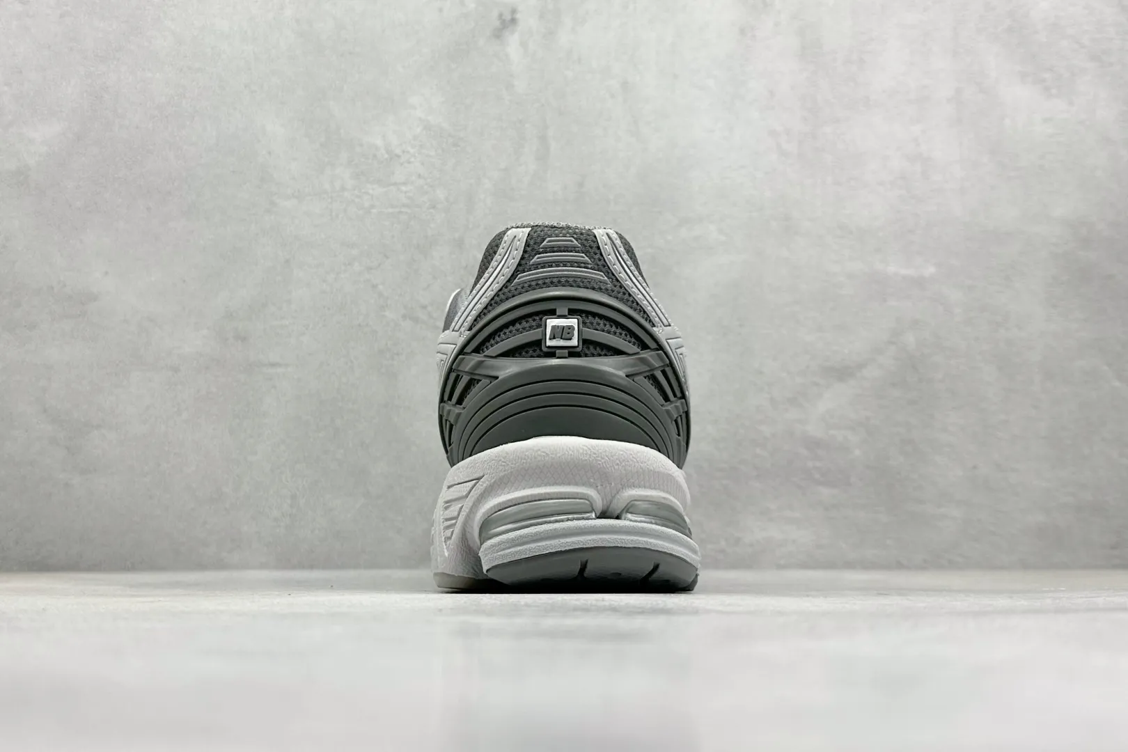 💰220 C版 New Balance 1906系列复古老爹风休闲运动慢跑鞋 #采用轻质牛剖革拼接透气网眼衬垫织物鞋面材质 T-Beam大底提供足步弓支撑,保持步态稳定 后跟搭载外露缓震胶 货号:U1906RNY 尺码:36 37 37.5 38 38.5 39.5 40 40.5 41.5 42 42.5 43 44 44.5 45 46.5 编码:33