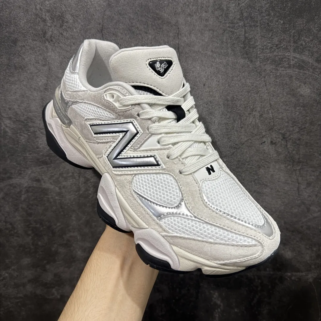 💰240【纯原C版】 New Balance NB9060 联名款 复古休闲运动慢跑鞋 灰色 U9060JRB 全套原楦原纸板原厂数据开发 进口三明治网面 原装进口翻毛皮料正确绒感卡色 正确中底拉帮中底网布细节 原厂标裁 带紫光防伪 定制后跟透明水晶模块 冲裁组合 大底贴合程度胶水上色把控完美 整洁度挑战全网艺术家 多道序QC把关品质完善 匠心打造 耗时两个月开发完成 工艺极其复杂难度可想而知 新开独立私模大底 全网唯一正确六层组合大底 高端零售专供产物 Size：36 37 37.5 38 38.5 39.5 40 40.5 41 42 42.5 43 44 45 46.5 编码：JPC290300