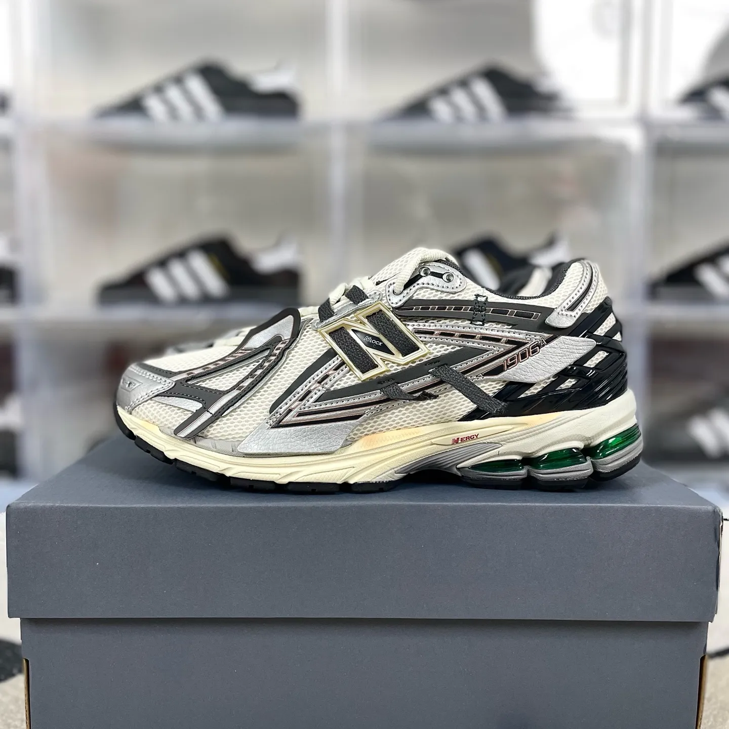 💰220 GS纯原 六层组合底New Balance 1906A 系带圆头耐磨 低帮跑步鞋 男款 灰银解构 新百伦 ▪️New Balance以诞生于21世纪的科技跑鞋1906为蓝本，融合现代先锋科技与日常使用风格注入当代美学，革新演绎复古时尚。淋漓经典轮廓，致敬千福一代跑者的科技美学，1906R以现代设计语言还原初始配色，层次演绎时光更迭的魅力。 ▪️尺码：36-45（36 37 37.5 38 38.5 39.5 40 40.5 41.5 42 42.5 43 44 44.5 45） ▪️货号：M1906AD