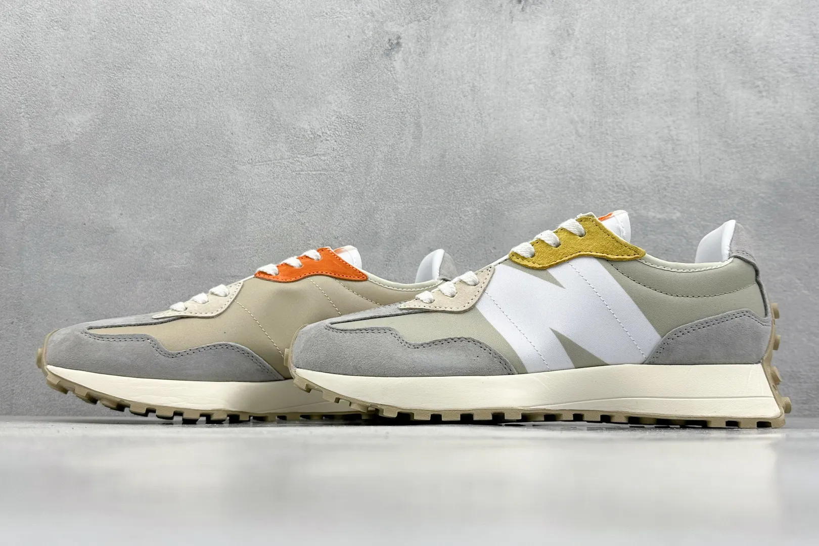 💰170 纯原New Balance MS327 复古休闲运动慢跑鞋 全新 New Balance 327 系列，以更纯粹的复古风格设计打造的全新造型。侧身还以解构设计，将 N 字标志以做旧压花样式呈现，样式别具新意。而麂皮、冲孔皮革的塑造，则呈现出高级怀旧气质，也让鞋款在奢华时装风格与运动氛围之间达到了平衡 官方货号: MS327MS 尺码：36-45 编码：28