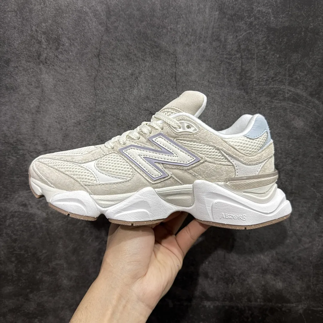 💰240【纯原版】 New Balance NB9060 联名款 复古休闲运动慢跑鞋 U9060AUA 全套原楦原纸板原厂数据开发 进口三明治网面 原装进口翻毛皮料正确绒感卡色 正确中底拉帮中底网布细节 原厂标裁 带紫光防伪 定制后跟透明水晶模块 冲裁组合 大底贴合程度胶水上色把控完美 整洁度挑战全网艺术家 多道序QC把关品质完善 匠心打造 耗时两个月开发完成 工艺极其复杂难度可想而知 新开独立私模大底 全网唯一正确六层组合大底 高端零售专供产物 Size:36 37 37.5 38 38.5 39.5 40 40.5 41.5 42 42.5 43 44 45 46.5