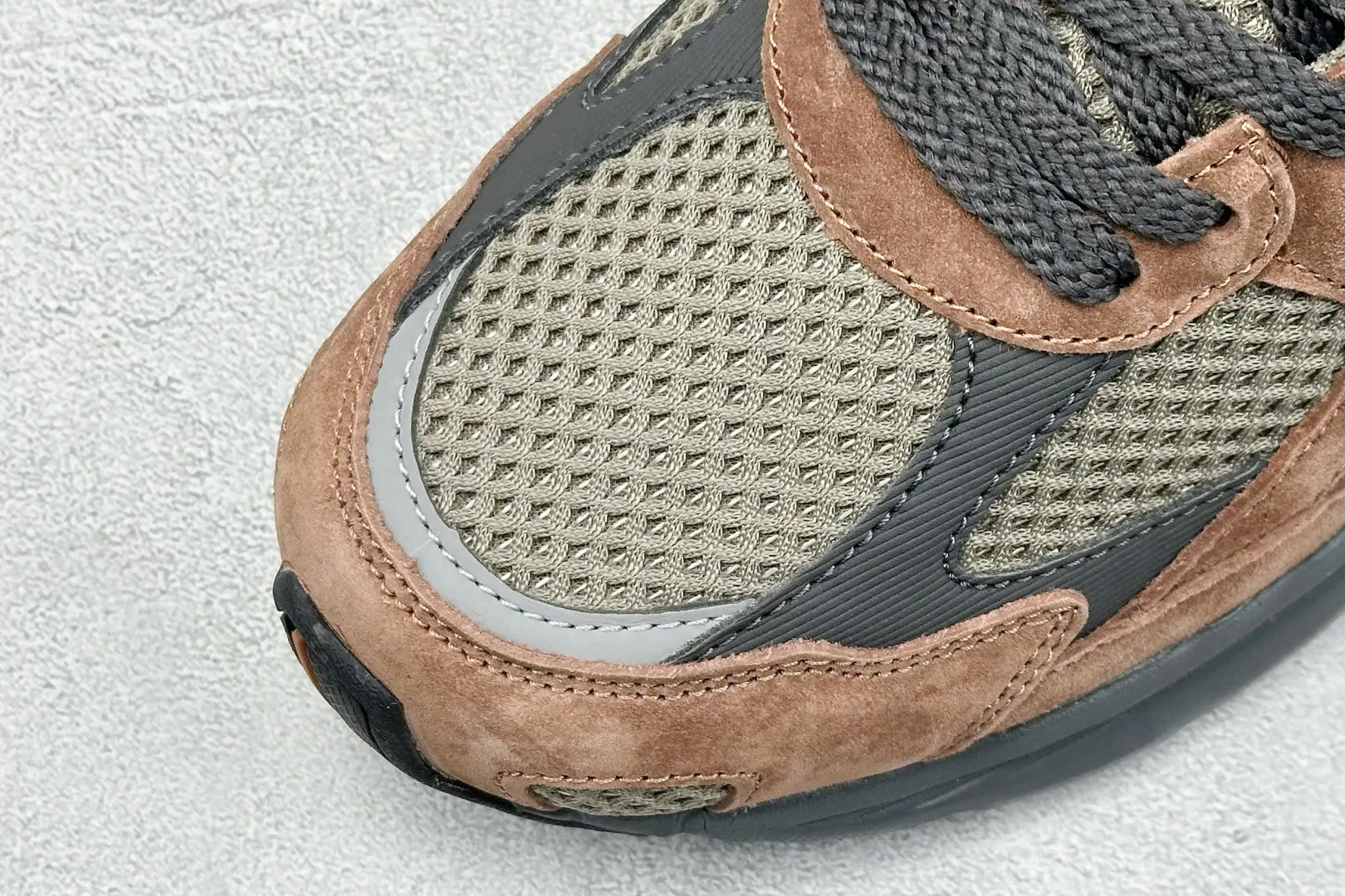 💰240 C版 NB New Balance 2010系列 新百伦经典复古休闲运动板鞋 以ENCAP中底配以升级版 N-ERGY缓震物料 鞋面则采用特色的柔软麂皮搭 以NewBalance经典的尼龙网布 低调中还原跑鞋本真 更年轻化的设计理念与材质 让新世代青年得以用全新视角体验经典鞋款的传奇魅力 官方货号:M2010BRN 尺码:36 37 37.5 38 38.5 39.5 40 40.5 41.5 42 42.5 43 44 45 46.5 编码:33