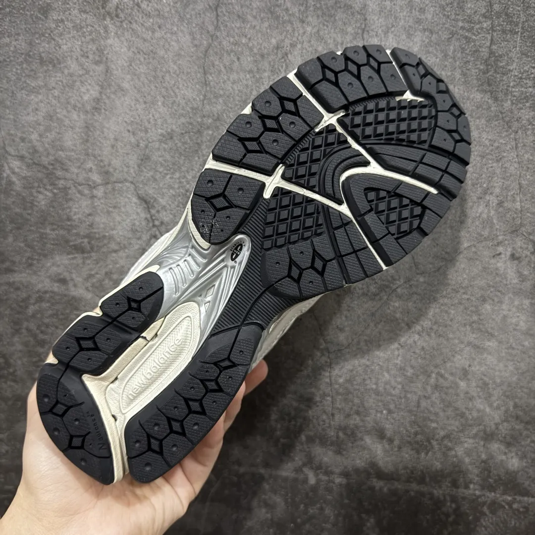 💰230【BC纯原版】New Balance NB2002R系列 ML2002RQ 全新版本 东莞大厂出品 市场第一梯队品质 绝对秒杀市场货 完美版型 正确组合大底 价格一步到位‼️ 全套原楦原纸板原厂数据开发 进口三明治网面 原装进口皮料正确绒感卡色 正确中底拉帮中底网布细节 原厂标裁 带紫光防伪 定制后跟透明水晶模块 冲裁组合 大底贴合程度胶水上色把控完美 整洁度挑战全网艺术家 多道序QC把关品质完善 匠心打造 耗时多月开发完成 工艺极其复杂难度可想而知 新开独立私模大底 正确六层组合大底 高端零售专供产物 Size：36 37 37.5 38 38.5 39 40 40.5 41 42 42.5 43 44 45 46 47.5 编码：GQB270280